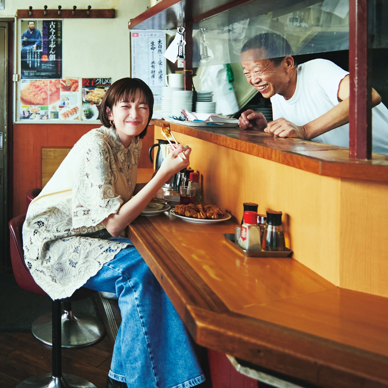 佐藤栞里がプライベートでも通う、駒込の町中華「中華 兆徳」で唯一無二の餃子を食べまくり！【もぐもぐしーさんぽ】