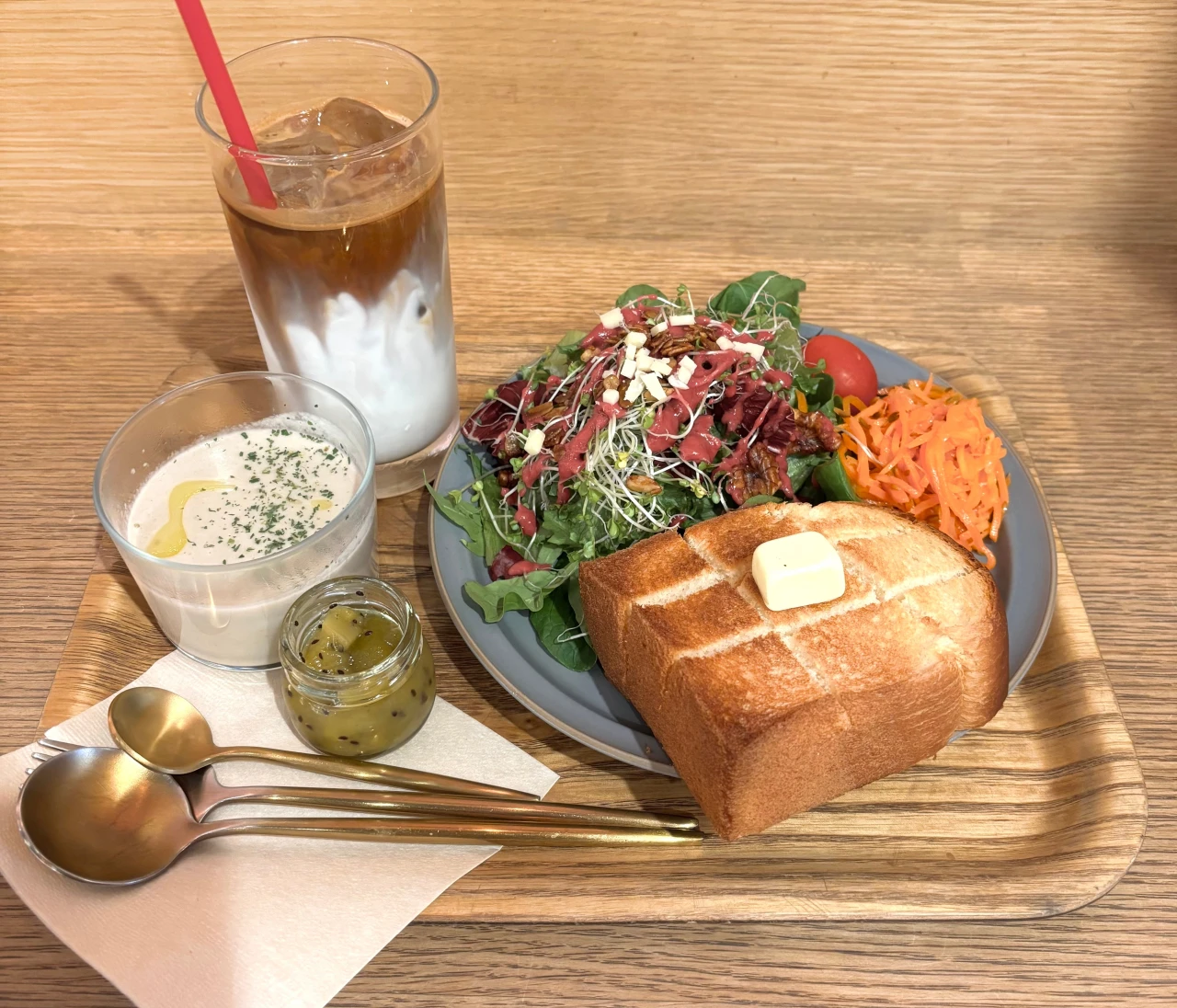 【大阪・パン屋】冬にピッタリ！ベーカリーの厚切りトーストと濃厚スープで楽しむ、あったかモーニング