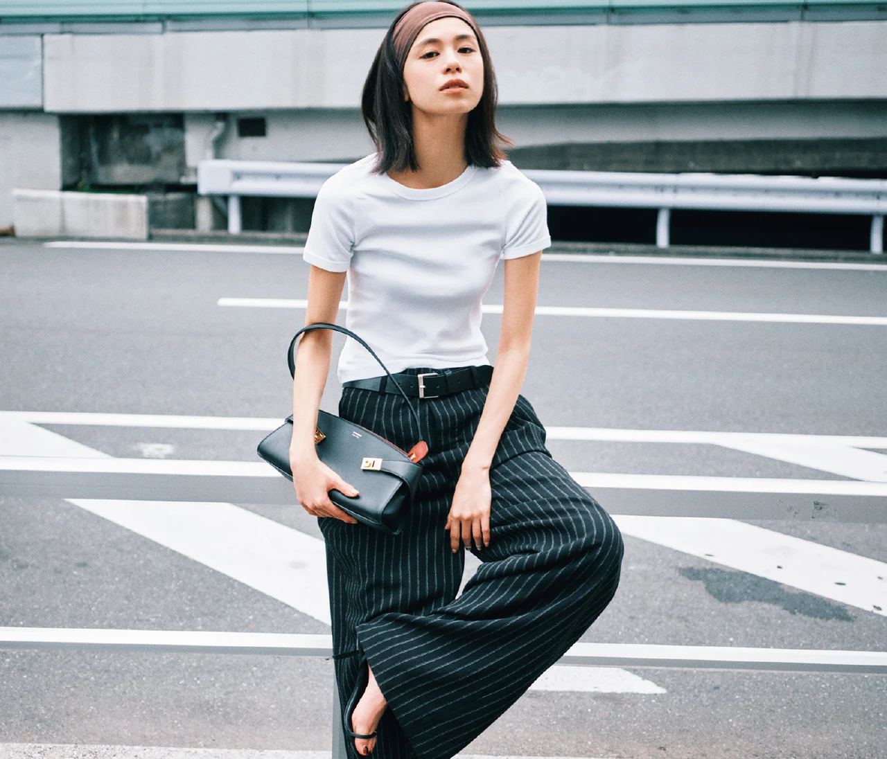 【佐藤晴美の私服スナップ】晴美らしさ全開の「白トップス×黒ボトム」。特別感が出るワケは?