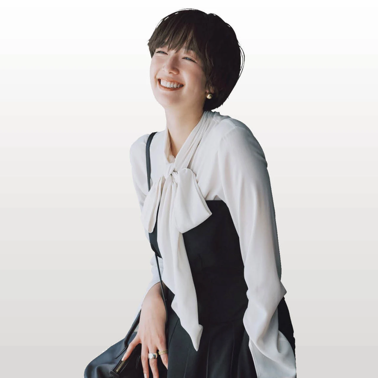 【オールインワンコーデ】甘いボウタイブラウスをモードにシフト【BAILA今日のコーデ】