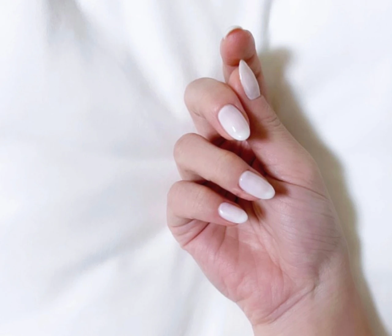 【2025トレンド🍼】乳白色の「ミルクネイル」は夏にぴったり！