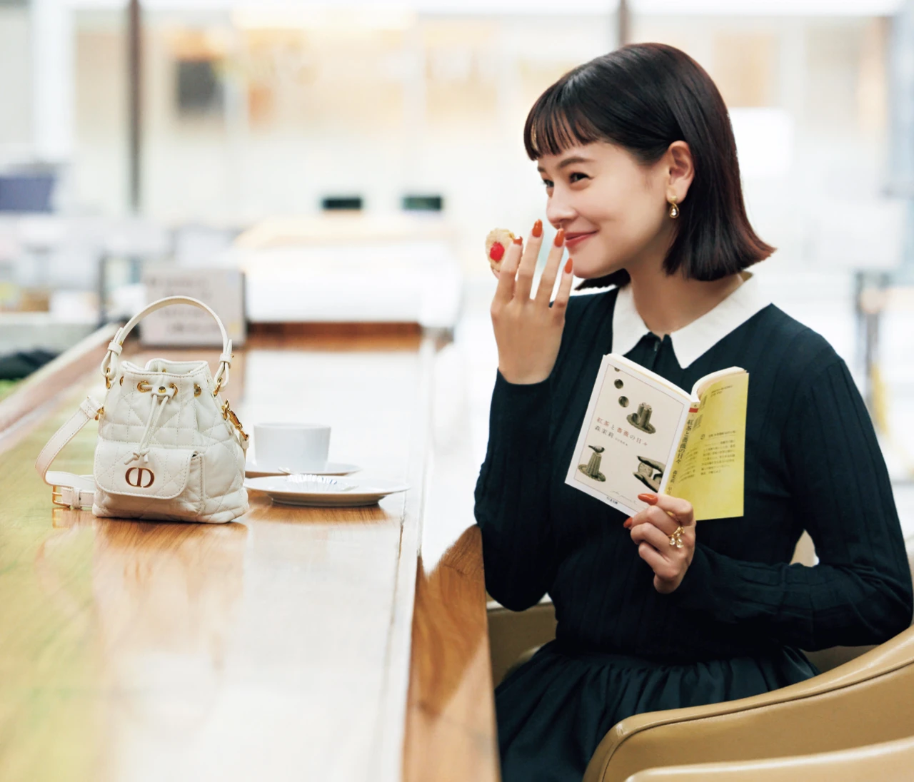 ルイ・ヴィトン】新作バッグ「オデッセイ PM」に文庫本を忍ばせ