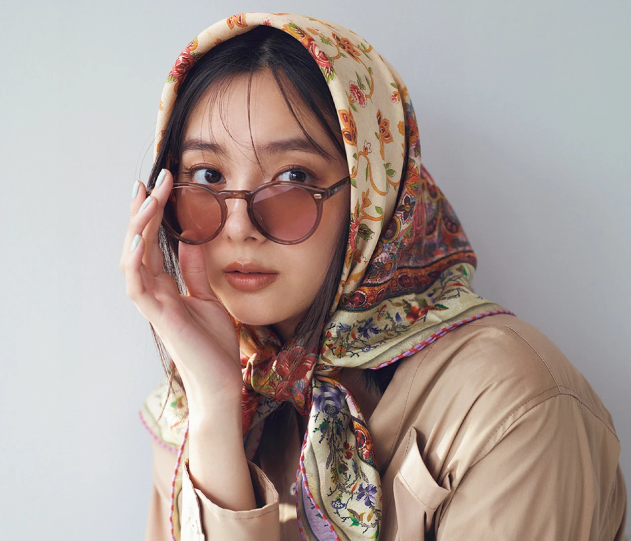 スカーフ使いは海外セレブをまねてレトロに振り切るのが正解！「真知子巻き」のやり方【「スカーフ上手」になりたい！】