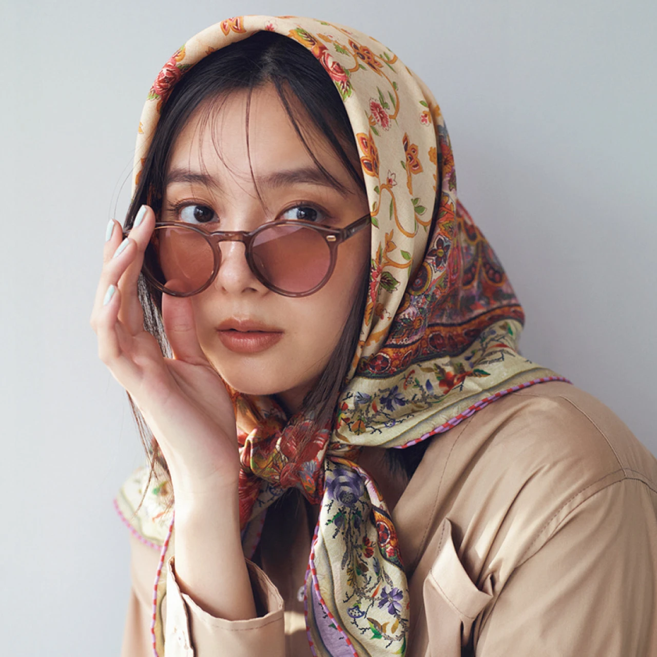 スカーフ使いは海外セレブをまねてレトロに振り切るのが正解!「真知子巻き」のやり方【「スカーフ上手」になりたい!】