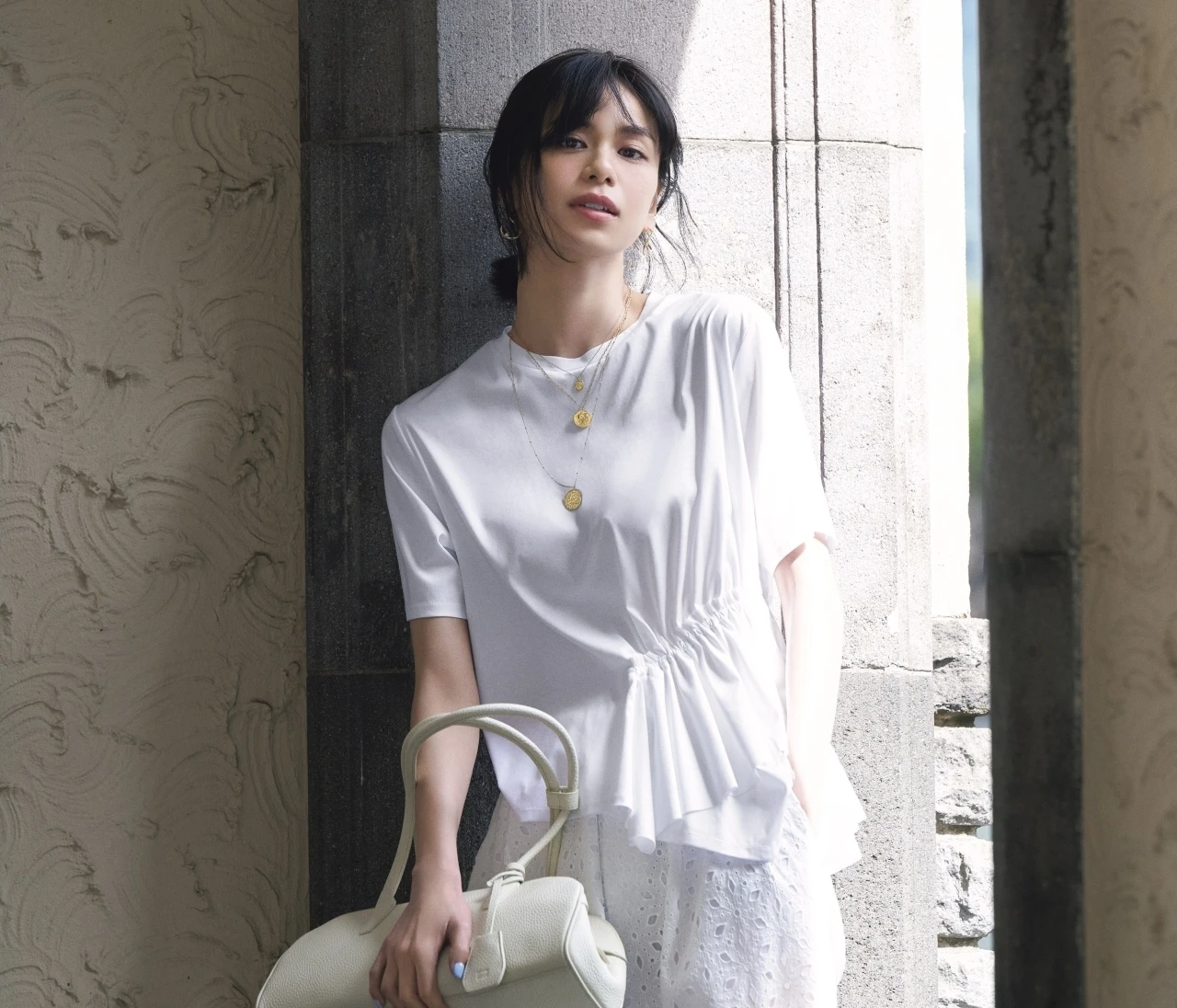 【ひとクセTシャツコーデ】コインネックレスを合わせ、スタイリッシュな甘さをオン【BAILA今日のコーデ】