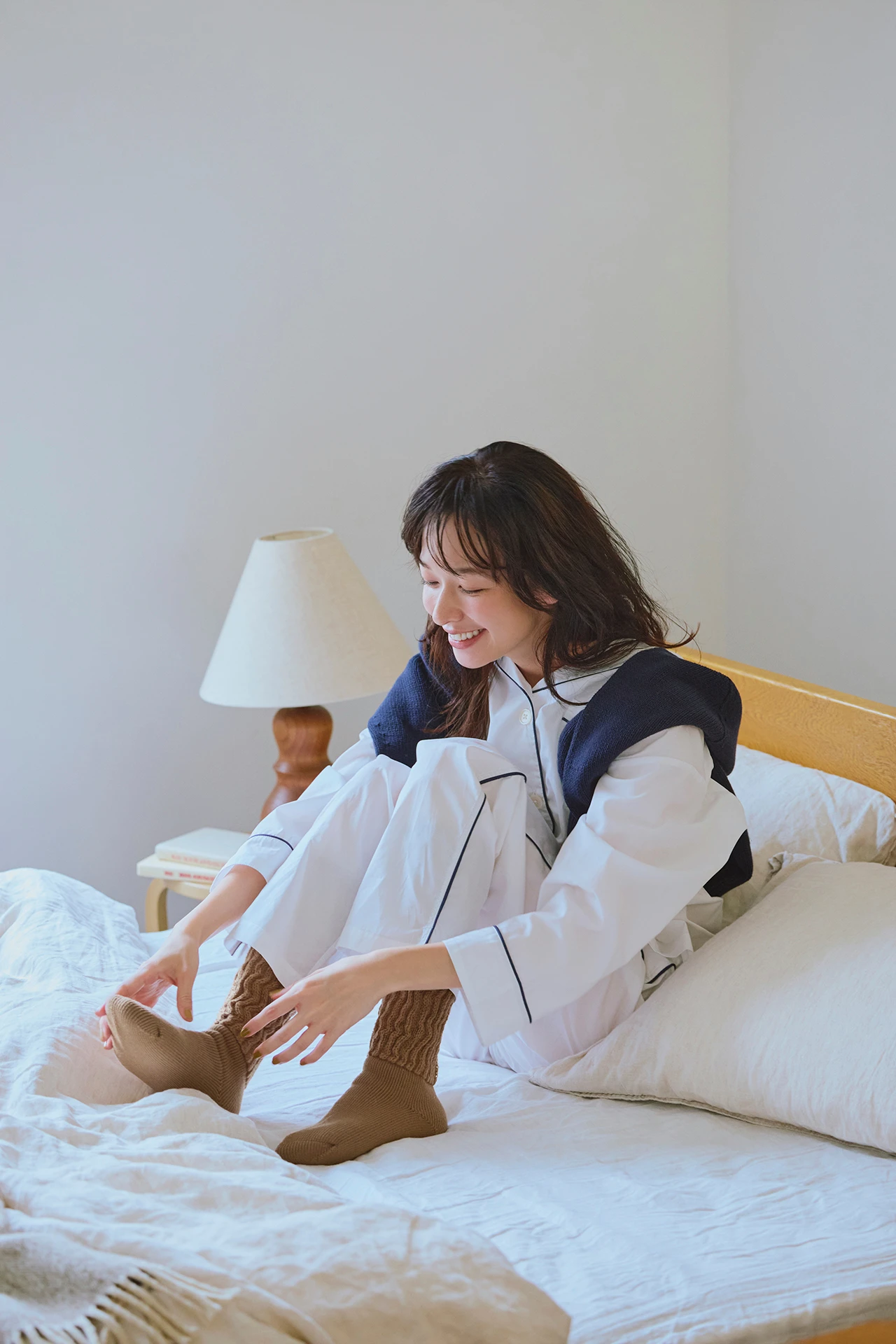 森 絵梨佳　寒さを感じやすい寝起きもあったかルームソックスで気持ちのいい朝に！
