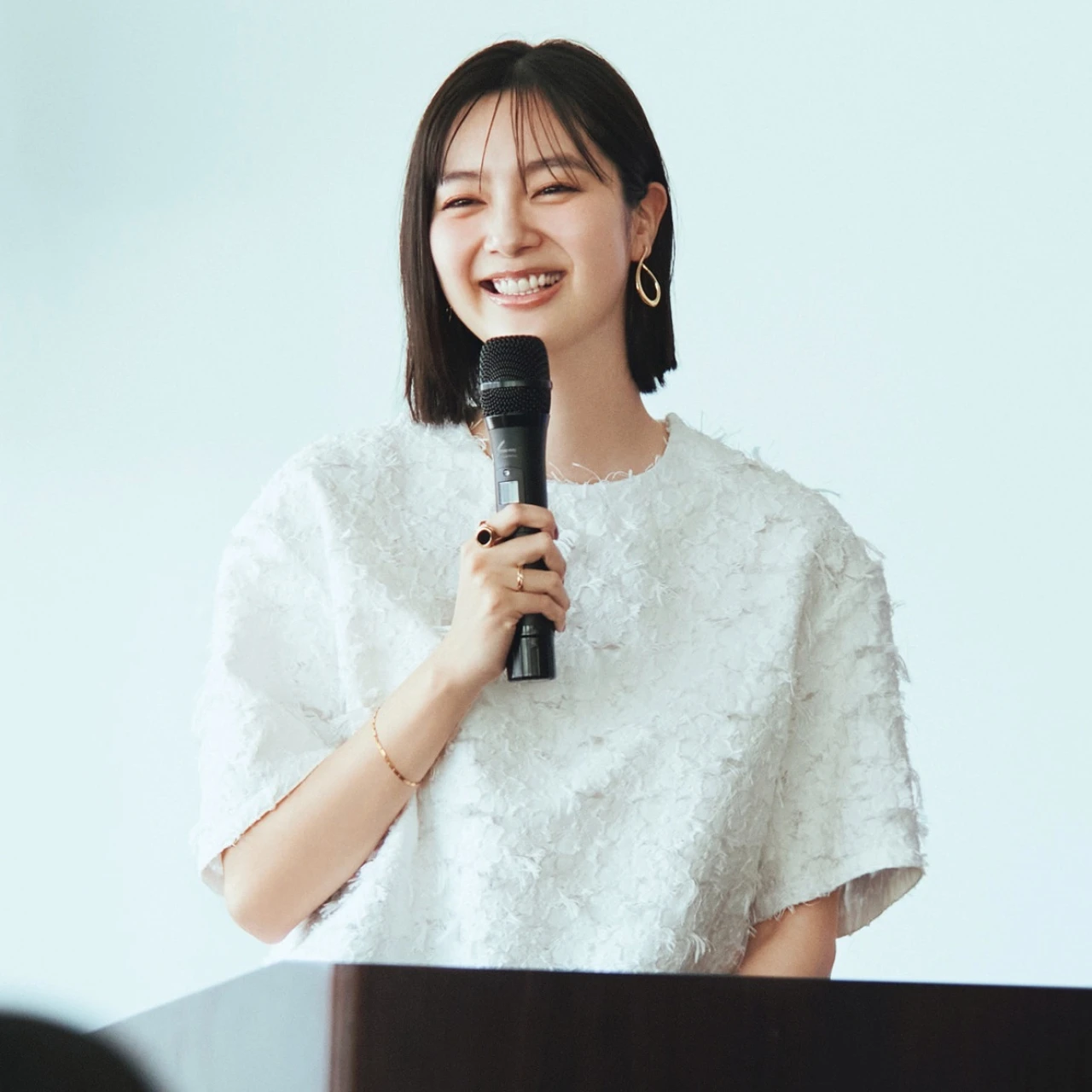 【真夏の正解服は「白トップス」！】通勤にも登壇にも！好印象で顔映えするレフ板白トップス9選