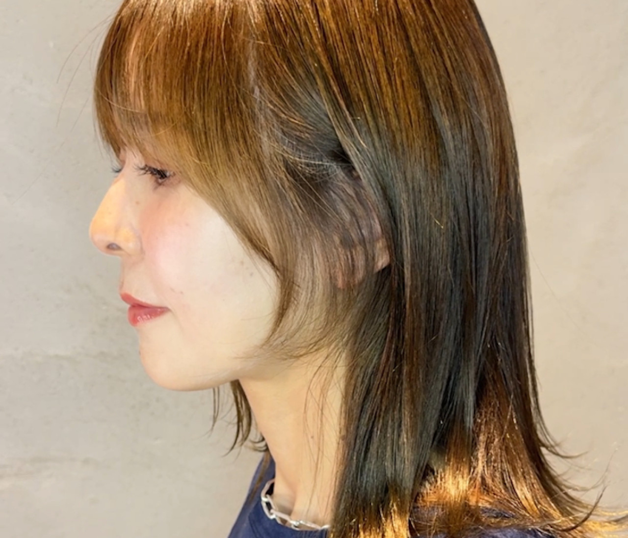 【ミディアムヘアの小顔スタイリング】しっかりレイヤー＆シースルーバングでつくる大人の韓国風スタイル