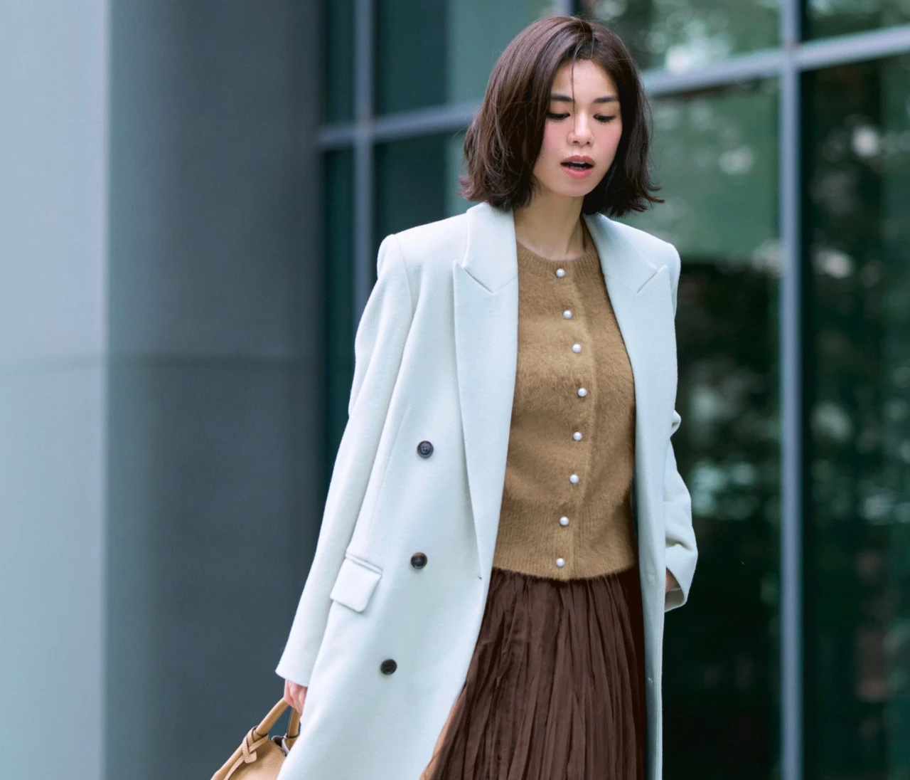 【上品コートコーデ】人とかぶらない絶妙グレージュコートで自分らしく【BAILA今日のコーデ】