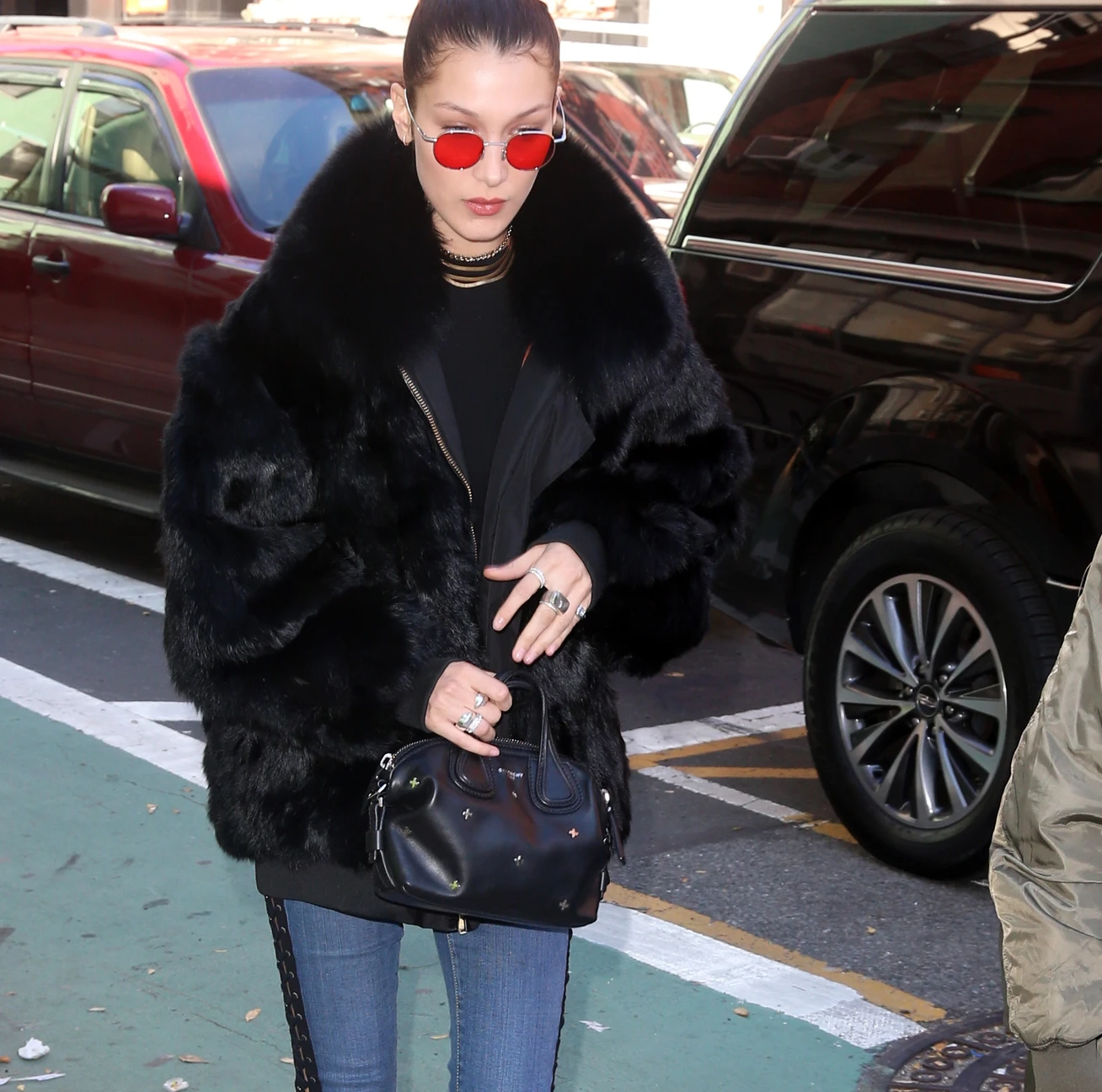 トレンドのファーを潔く主役コートで。ベラ・ハディット【日めくりセレブ】