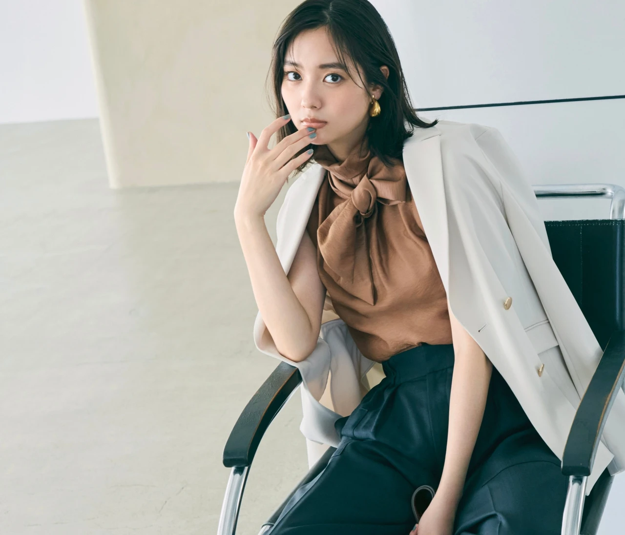 予想最高気温36℃/スマートなスニーカーでワイドパンツが洗練された表情に【BAILA今日のコーデ】