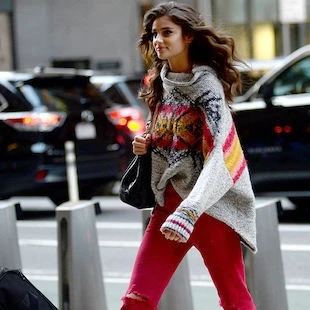 ビッグサイズニットを主役に。テイラー・ヒルのストリートスナップ【日めくりセレブ】