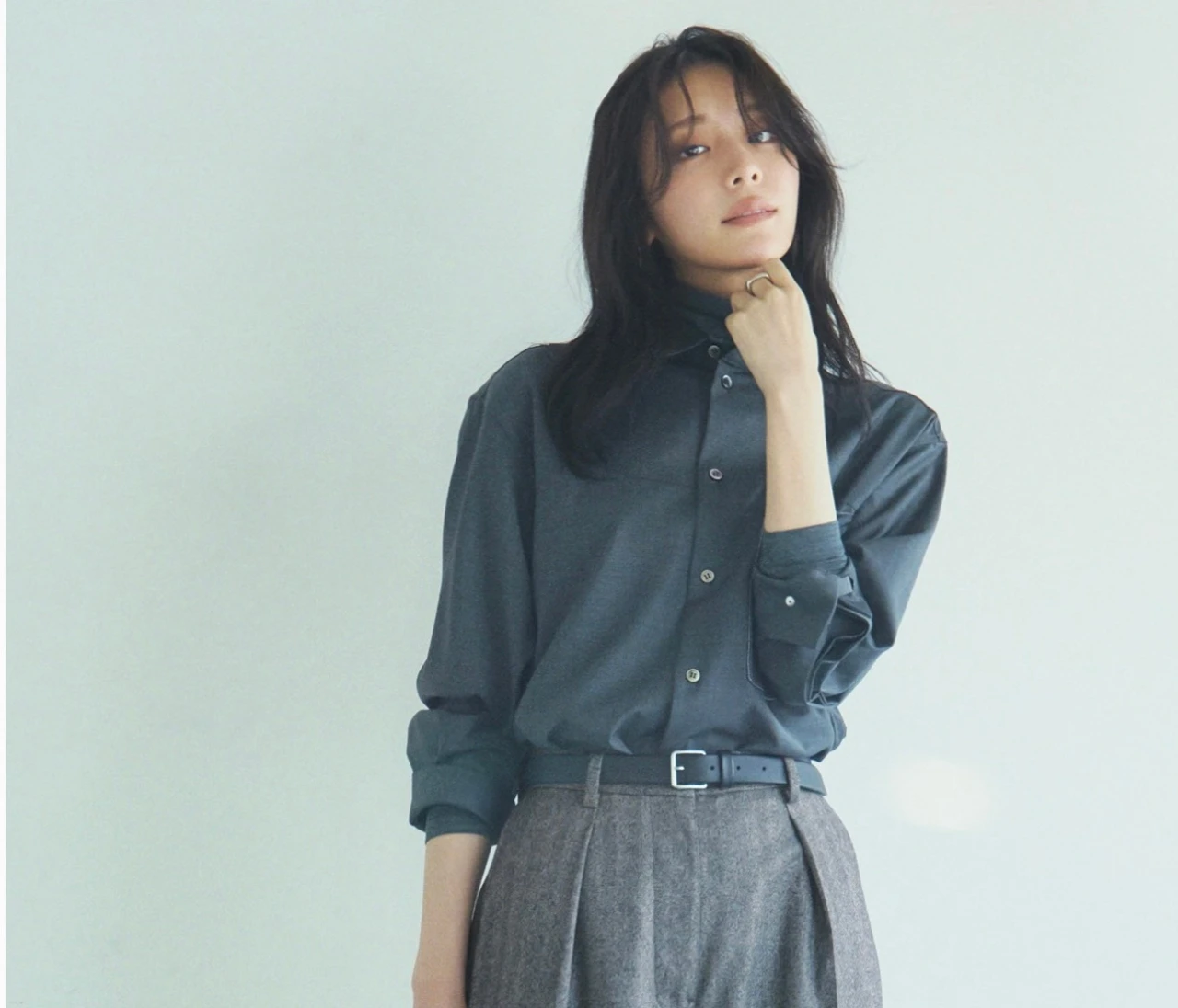 【グレーワントーンコーデ】ヘリンボーン柄のパンツが大人の風格を添えて【BAILA今日のコーデ】