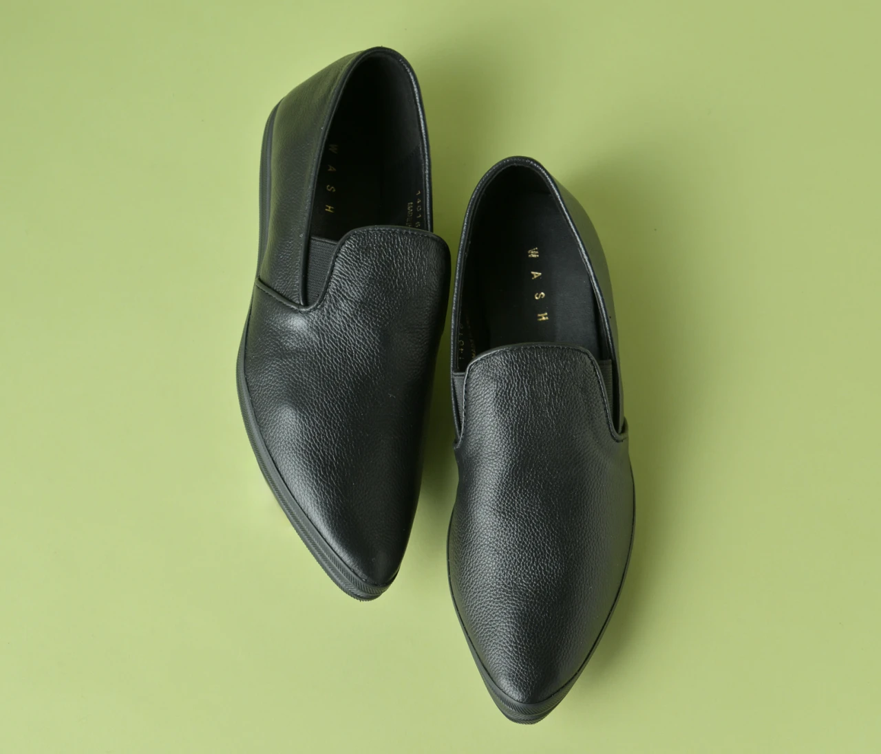 【WASH】革靴のように上品。ラクに履ける幅広スリッポン【きれいめ服に似合う黒スニーカー】