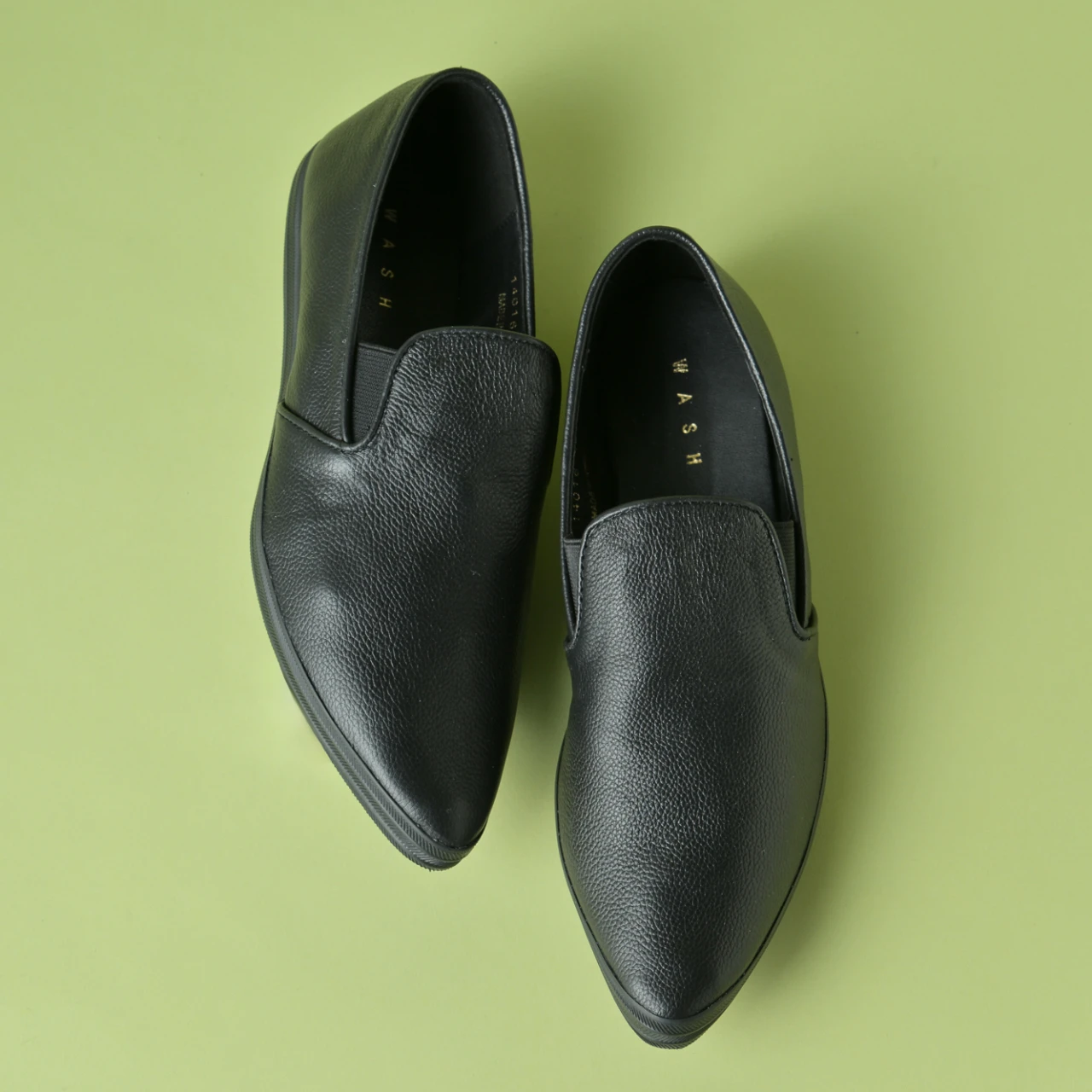 【WASH】革靴のように上品。ラクに履ける幅広スリッポン【きれいめ服に似合う黒スニーカー】