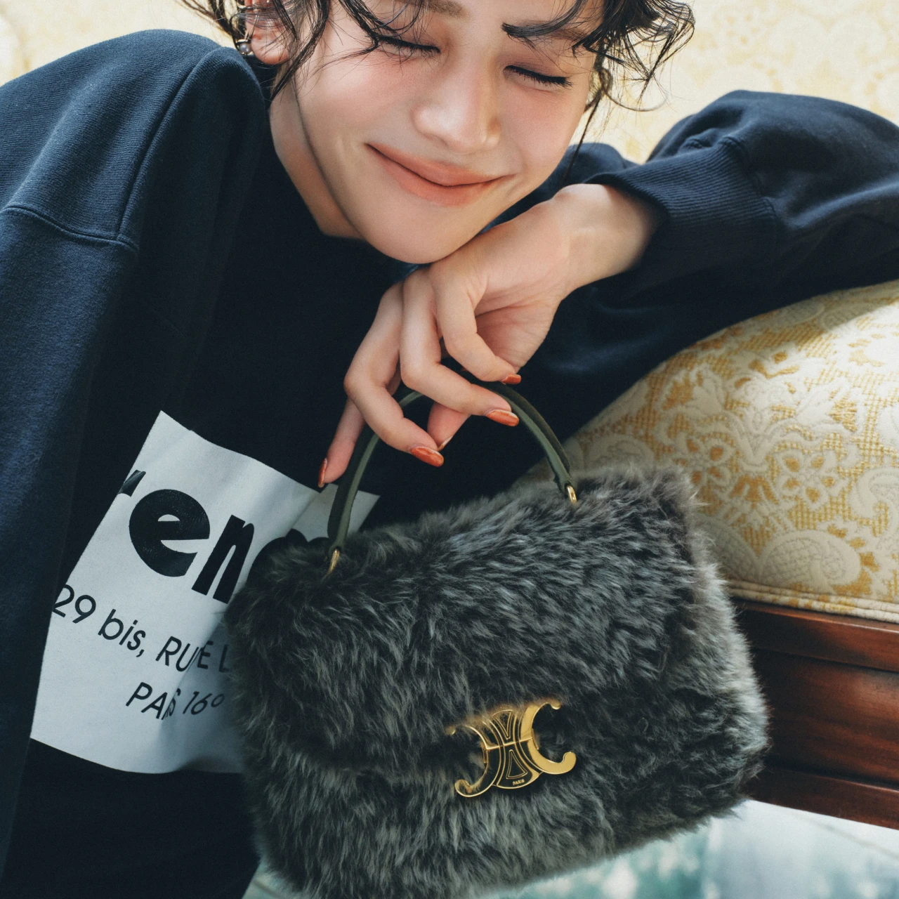 【CELINE(セリーヌ)】貴島明日香が選ぶ“一生もの”ミニバッグ。上品さが際立つ【おすすめハイブランドバッグ&小物7選】