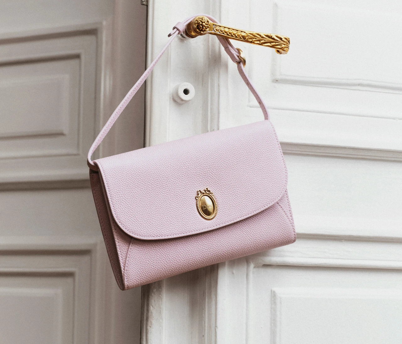 【Dior（ディオール）】「ディオール メダリオン」ラインから新作のウォレットとポーチが登場