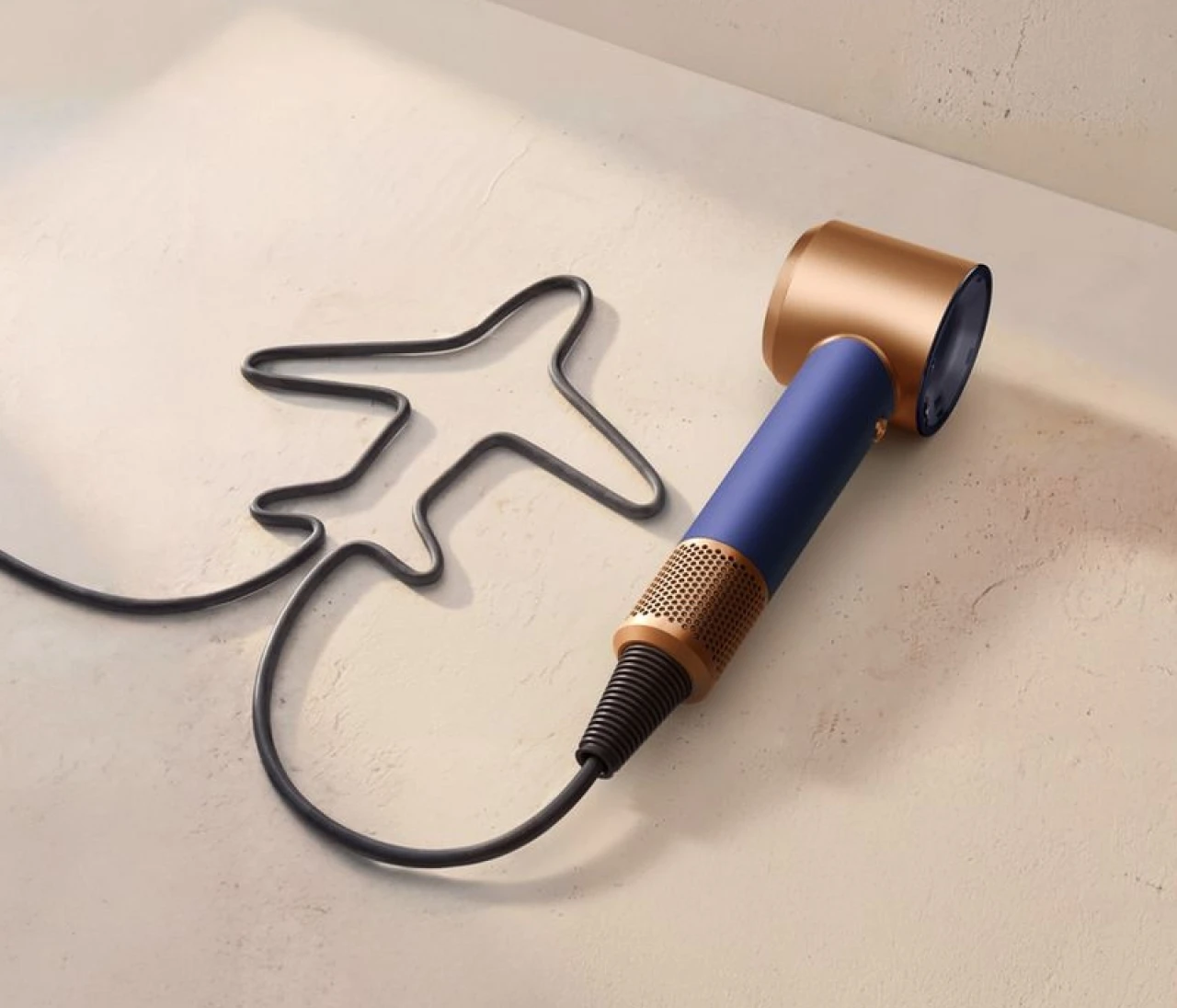 【Dyson(ダイソン)】髪を乾かす時間までおしゃれに。人気ヘアツールに、深みのある“ダークブルー/コッパー”が仲間入り