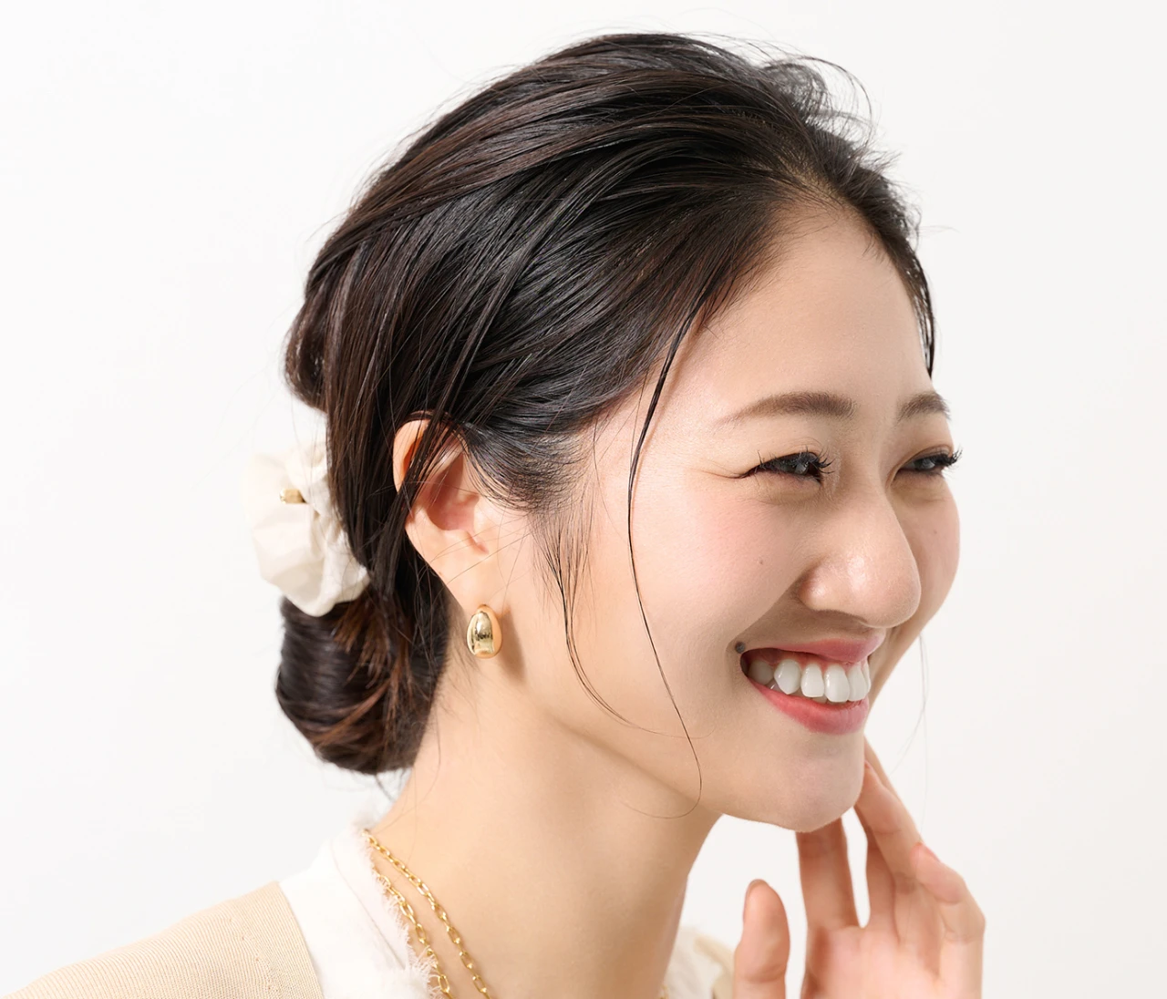 [猛暑にはまとめ髪！] ロングヘア編 プロのテクで差がつくふんわりまとめ髪。見た目もボリュームアップ、薄毛カバーもできちゃう！