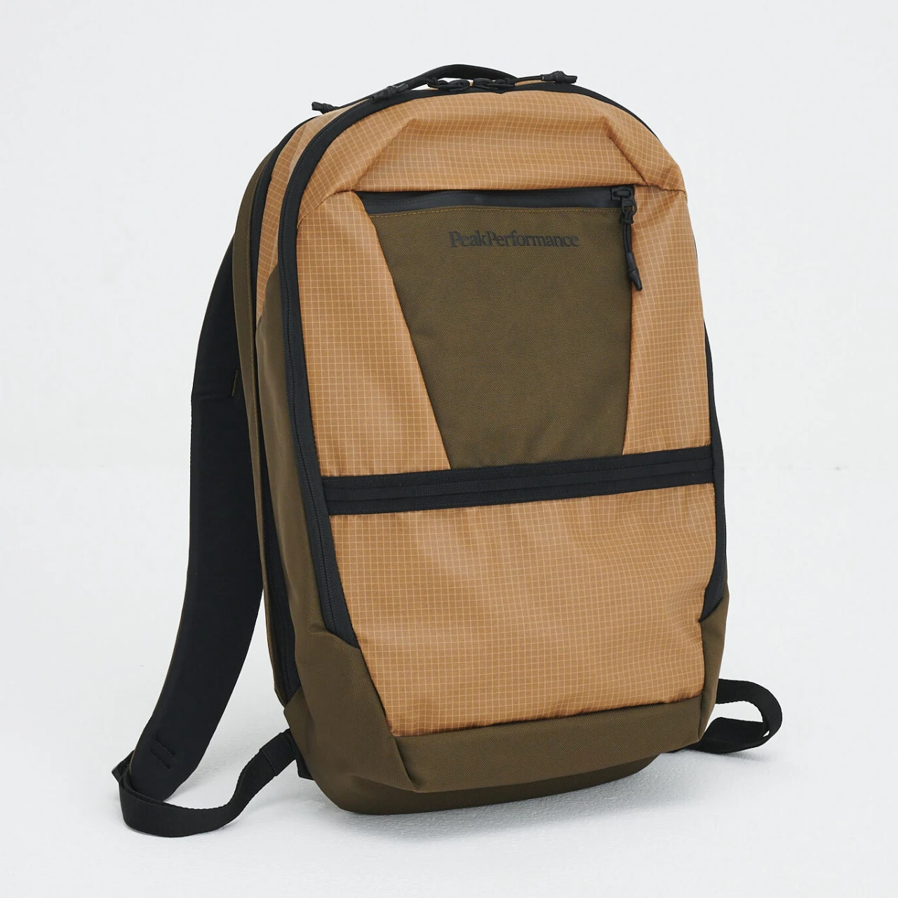 大きく開いて、荷物が取り出しやすい「ピークパフォーマンス」の大容量リュック【優秀通勤リュック】