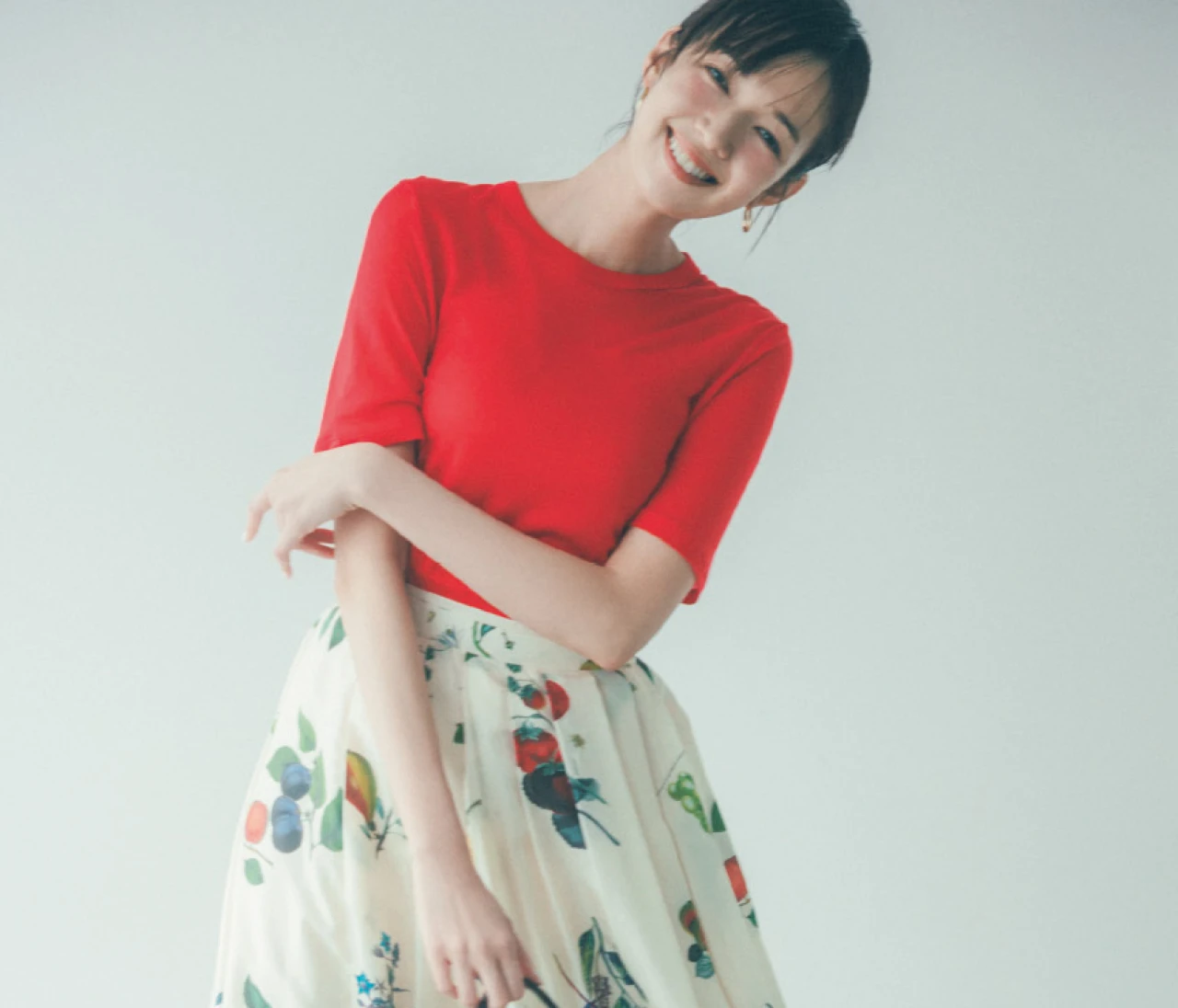 予想最高気温21度／視線を引き寄せる赤Tシャツは可憐な花柄でドラマチックに【BAILA今日のコーデ】