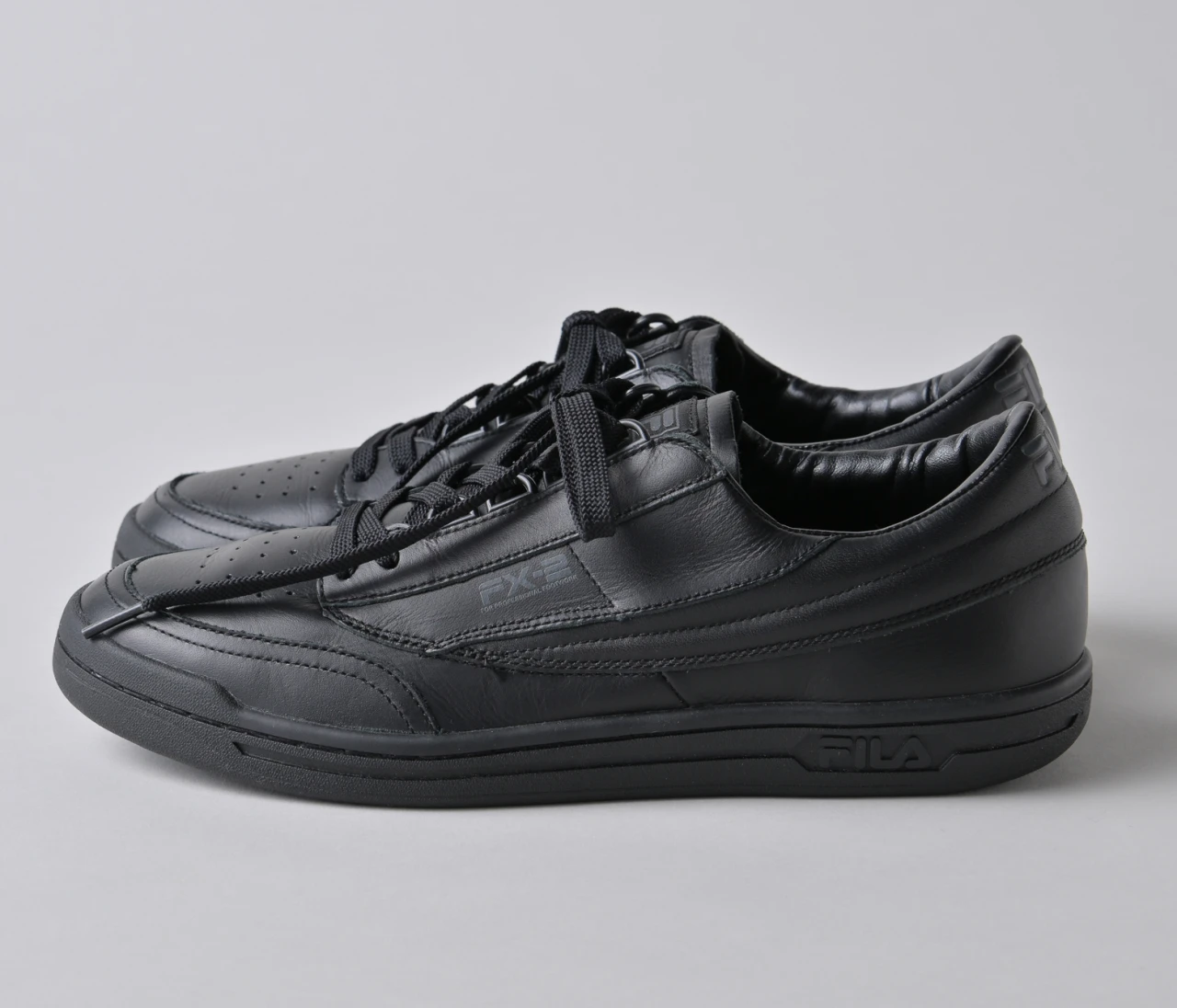 あの名作スニーカーがジャパンメイドで復刻！「FILA（フィラ）」の「FX-2 JAPAN」【きれいめ服に似合う黒スニーカー】