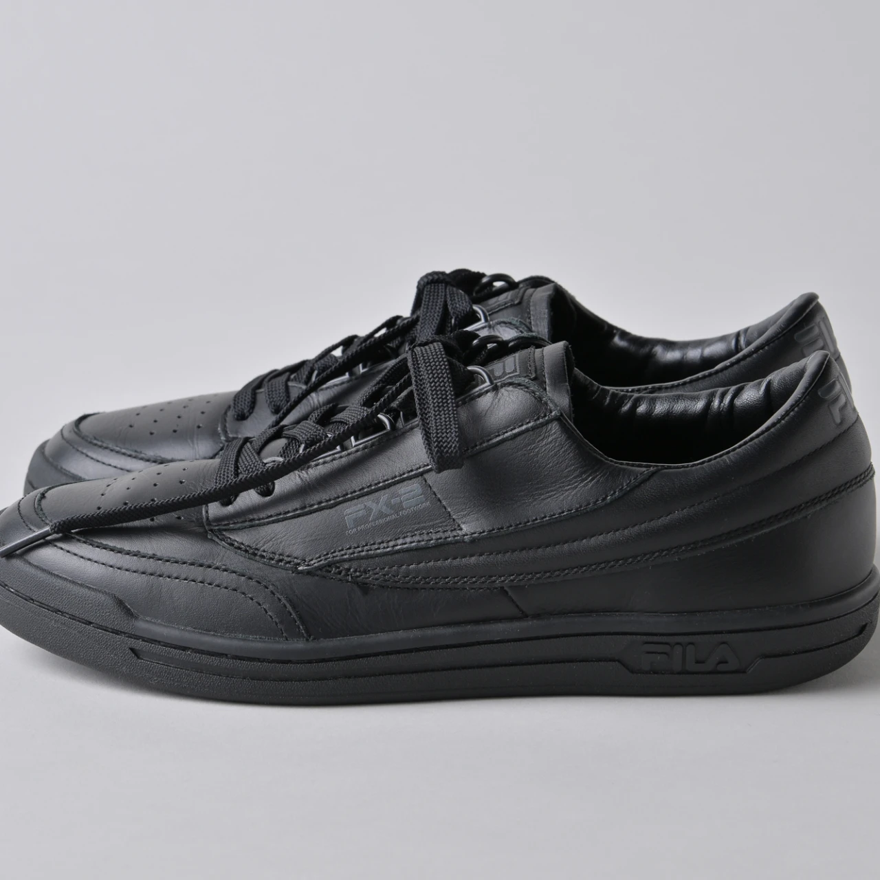 あの名作スニーカーがジャパンメイドで復刻！「FILA（フィラ）」の「FX-2 JAPAN」【きれいめ服に似合う黒スニーカー】