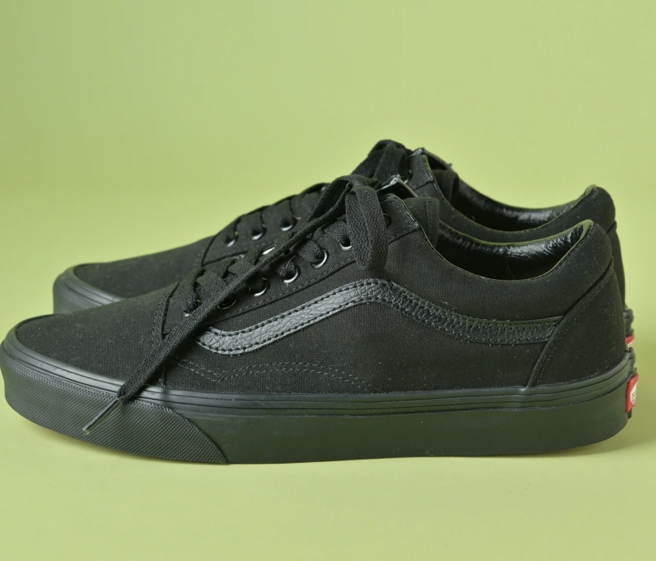 オールブラックで大人っぽい。「Vans」の「オールドスクール」に再注目！【きれいめ服に似合う黒スニーカー】