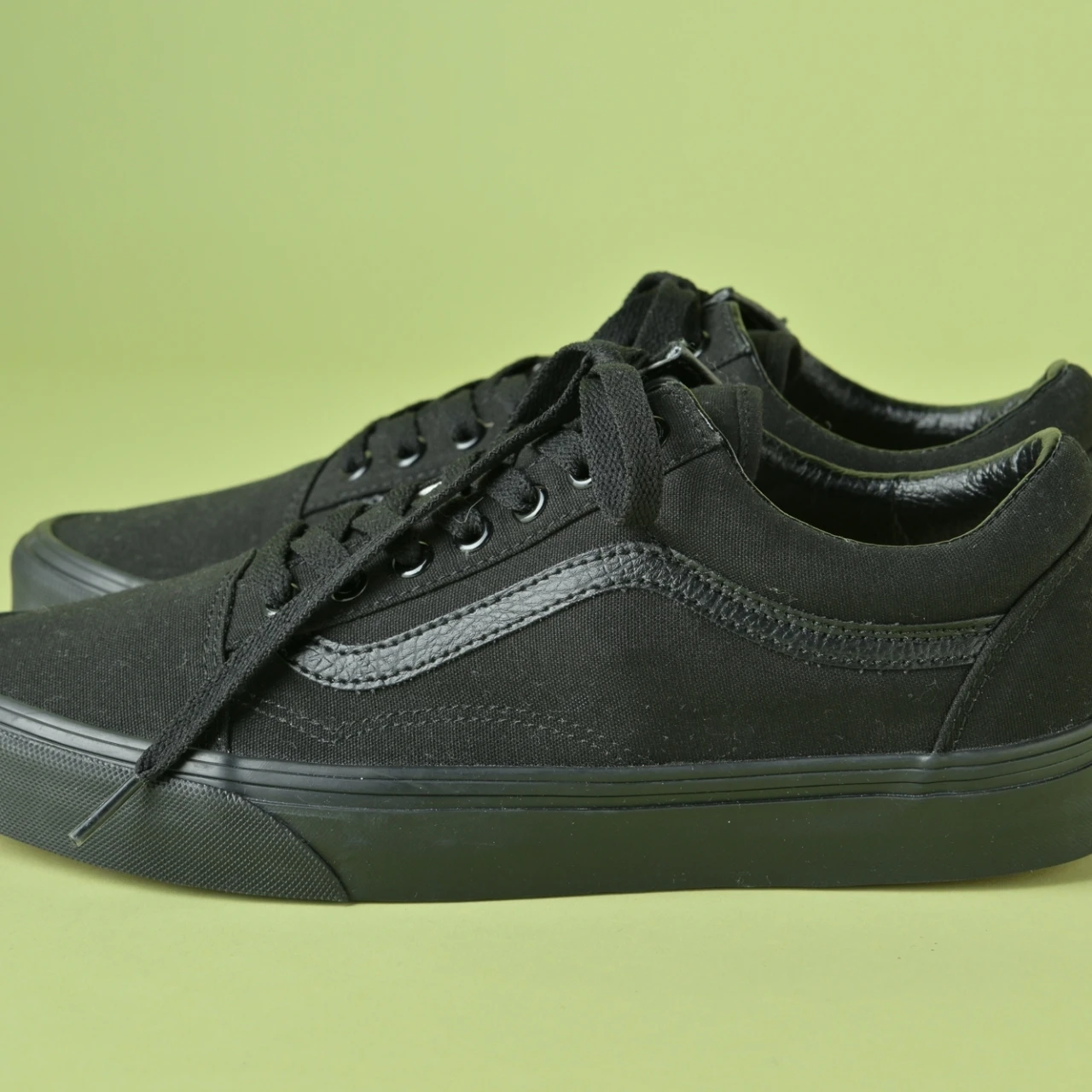 オールブラックで大人っぽい。「Vans」の「オールドスクール」に再注目！【きれいめ服に似合う黒スニーカー】