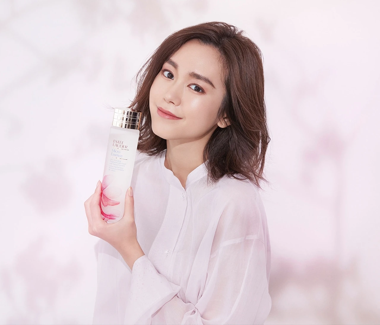 「美しさを咲かせる大人になる。」私の肌と心に、ゆるぎない自信を。この春、桜のチカラの化粧水とともに咲き誇る