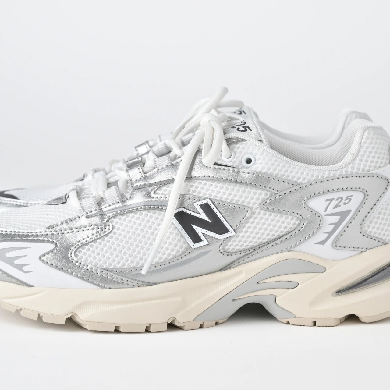 【ニューバランス 白スニーカー】着用レビューも! ML725CGは、スポーティさと洒落感を両得できる! 「きれいめ服に似合う白スニーカー vol.51」