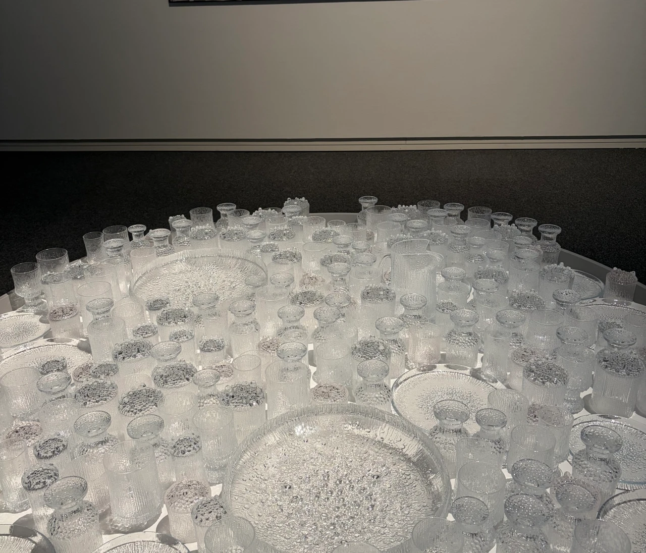 イッタラの名作の魅力を堪能！「タピオ・ヴィルカラ展」