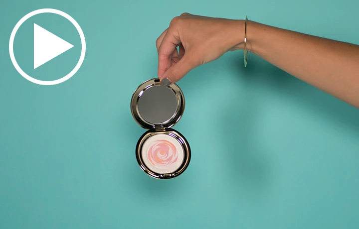 キラキラピンクのチークで表情をフレッシュに一新