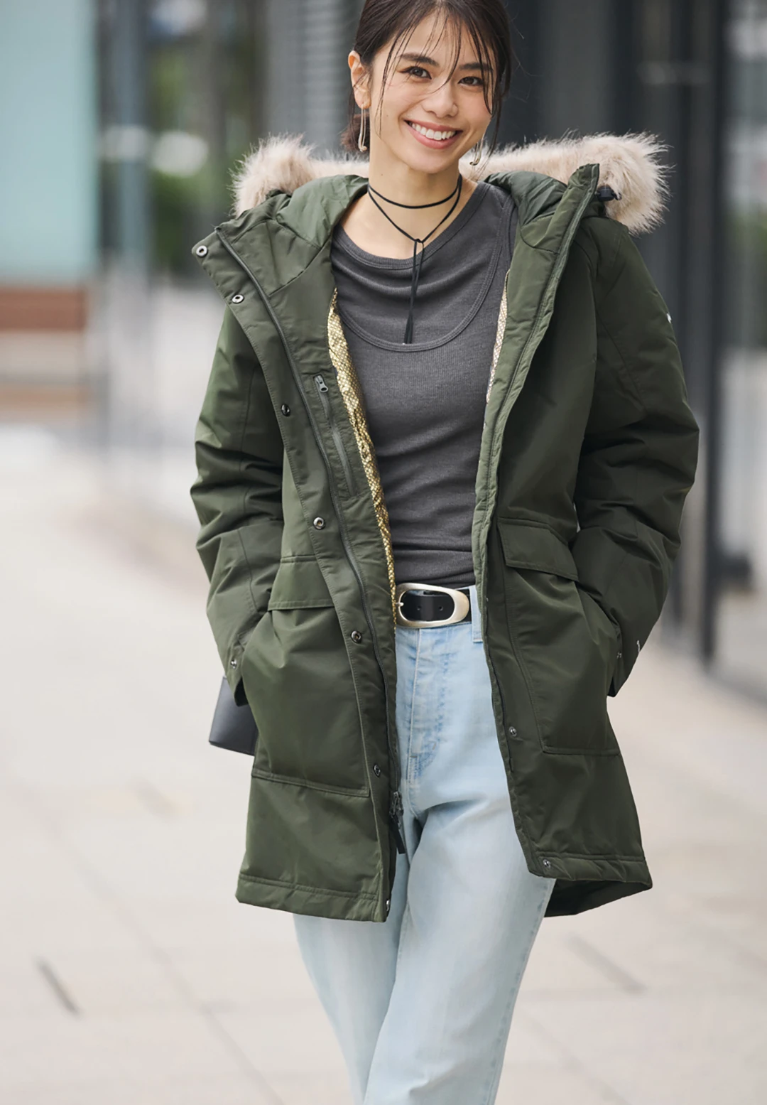 佐藤晴美　長めの着丈とファーつきフードで高い防寒性を誇れるジャケット