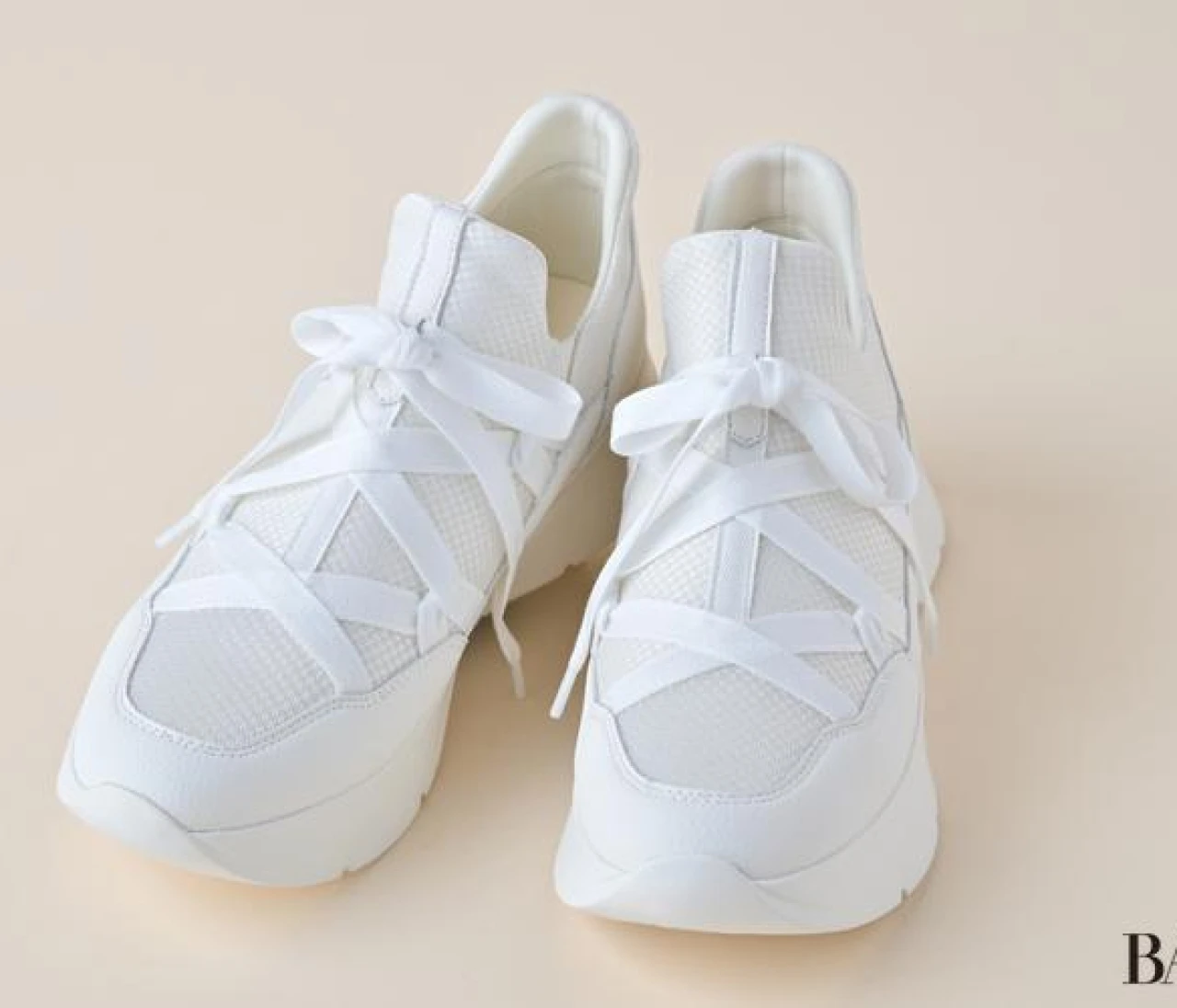 大人も履きやすい！フェミニンスニーカーまとめ（写真）