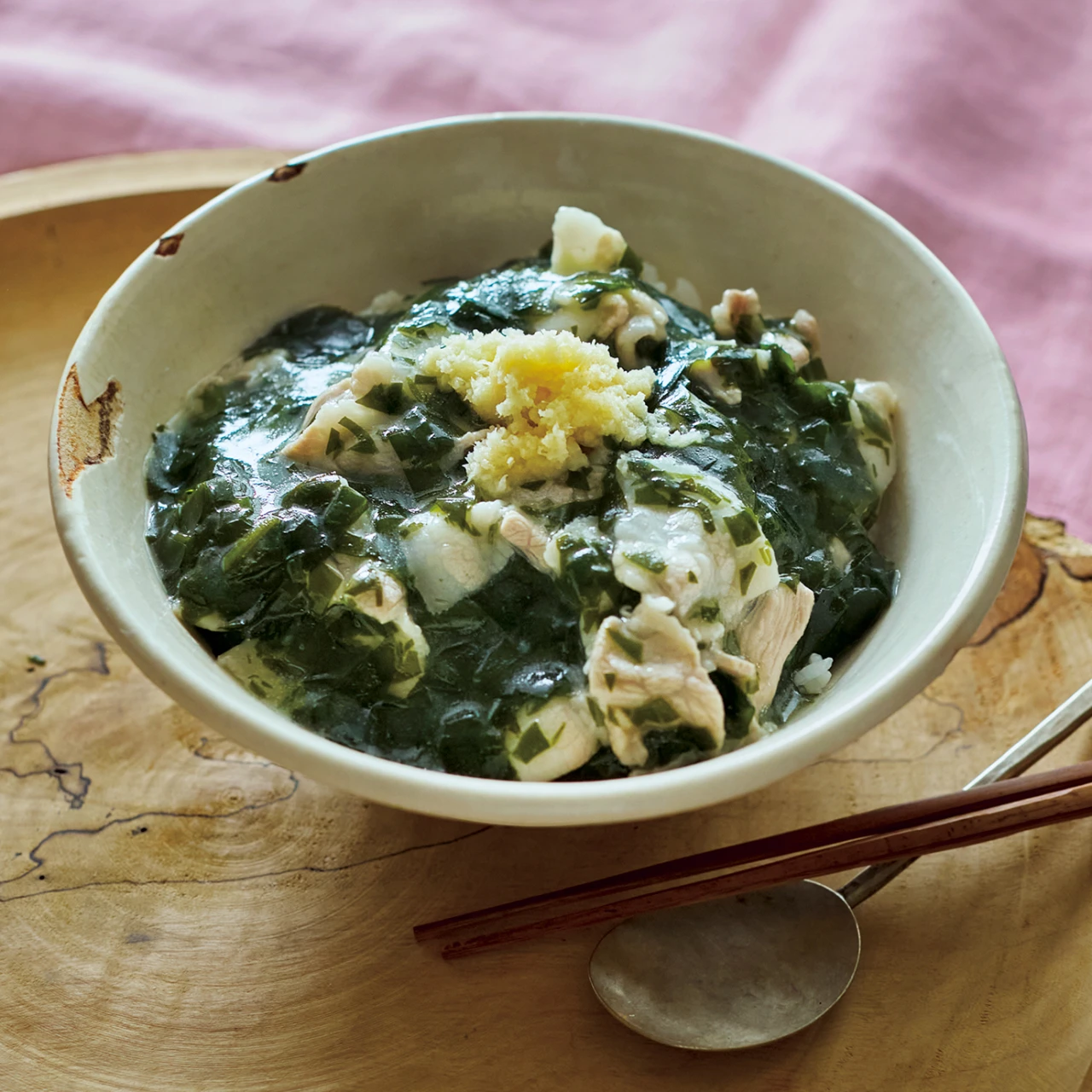 【#長谷川あかり のご自愛ごはん】気力体力限界な日に、簡単で丁寧感が出る「豚バラ肉のとろっとわかめ丼」