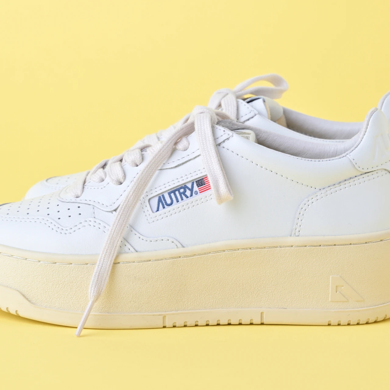 【AUTRY（オートリー） 白スニーカー】着用レビューも！ 定番人気モデルの厚底仕様“PLATFORM LOW”が登場「きれいめ服に似合う白スニーカー vol.90」