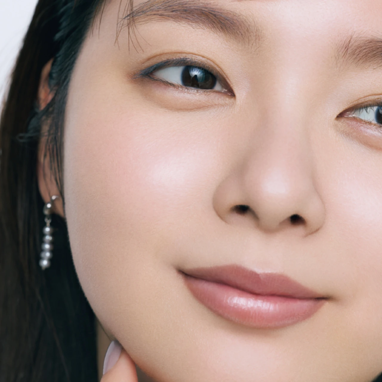 メイクで「話しかけやすさ」を演出! 好印象にアプローチする“社会性のある”ツヤ肌ベースメイク