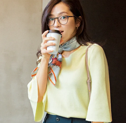 オフィスで“浮かずにきれい”を叶える【淡色トップス&パンツ】4