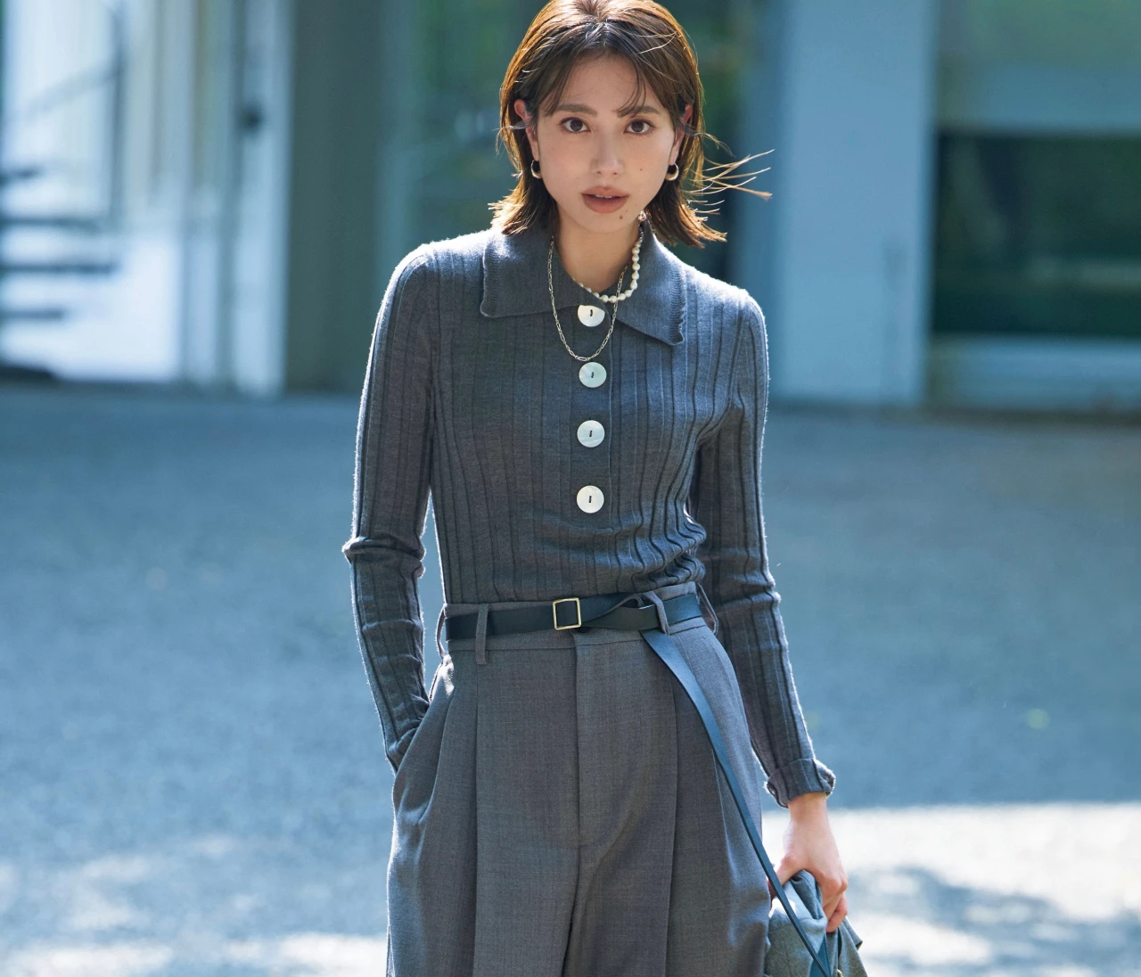 予想最高気温34℃/甘さを排除したパンツを軸にグレーでまとめ辛口に【BAILA今日のコーデ】