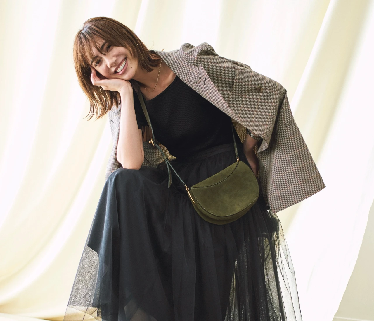 【チュールスカートコーデ】ハッとさせる洗練を呼ぶ黒の華やかスカート【BAILA今日のコーデ】