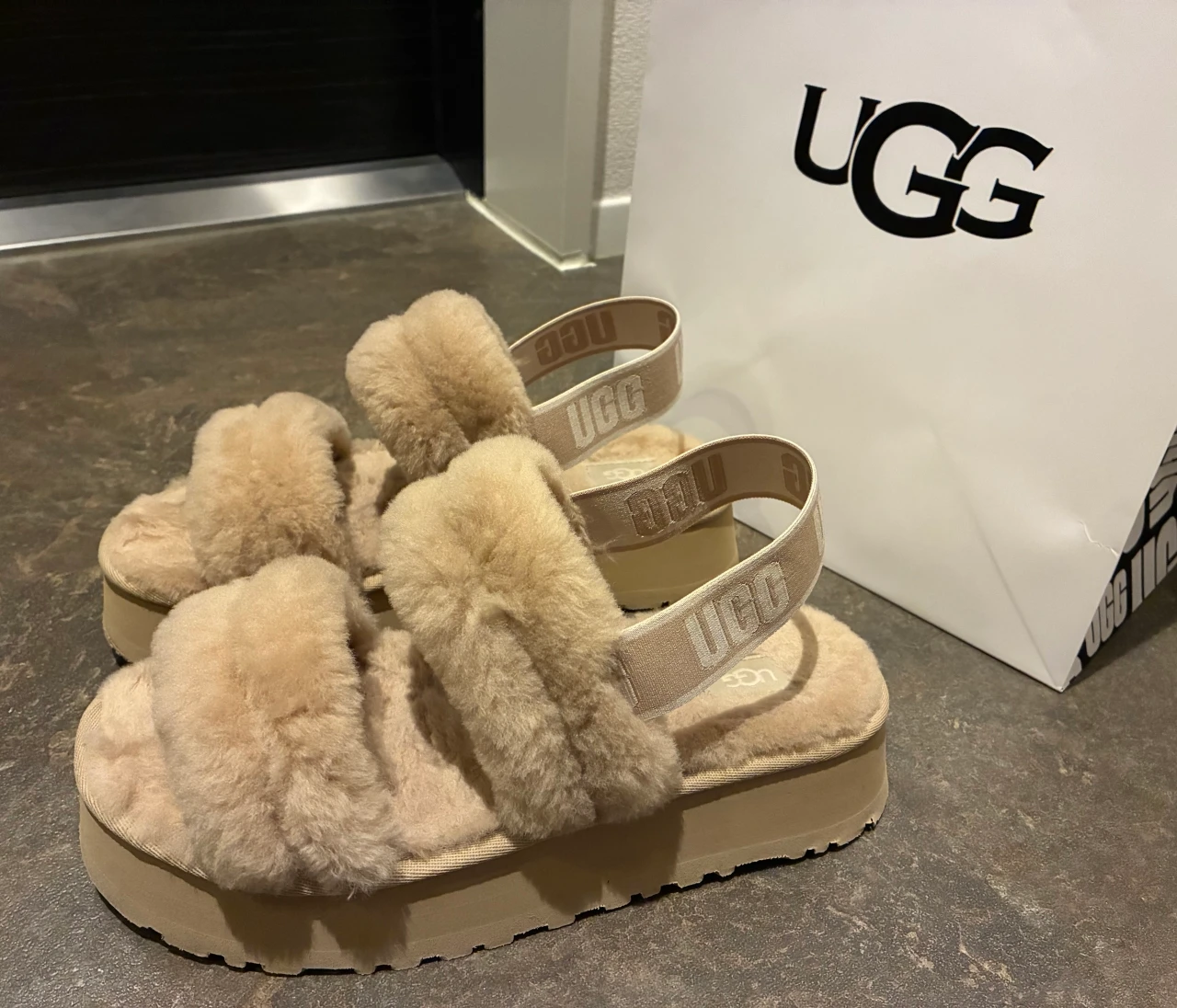 季節の変わり目にピッタリ！！【UGGファーサンダル】