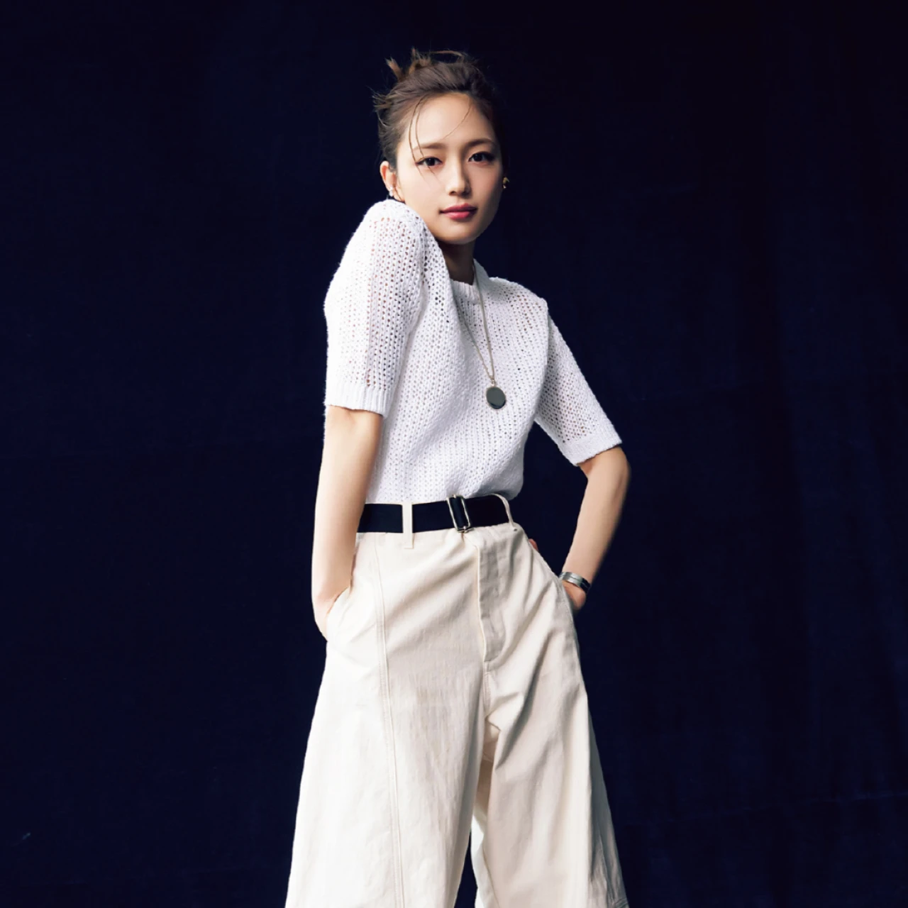 【 #川口春奈 と愛犬アムが共演】モノトーンでリンクさせたなフレンチ&スポーティコーデ