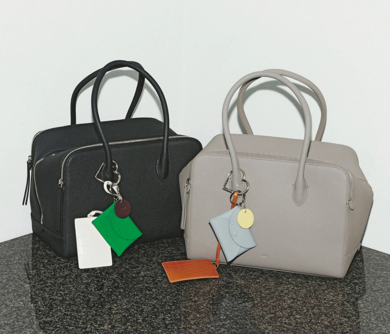 【春トレンド“ちょい盛り”小物集合！】最旬スニーカー、パンプス、バッグ、チャーム、キャップをチェック！