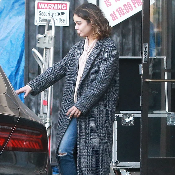 やわらかブラウスはヴァネッサみたいにハンサムコートと【日めくりセレブ】