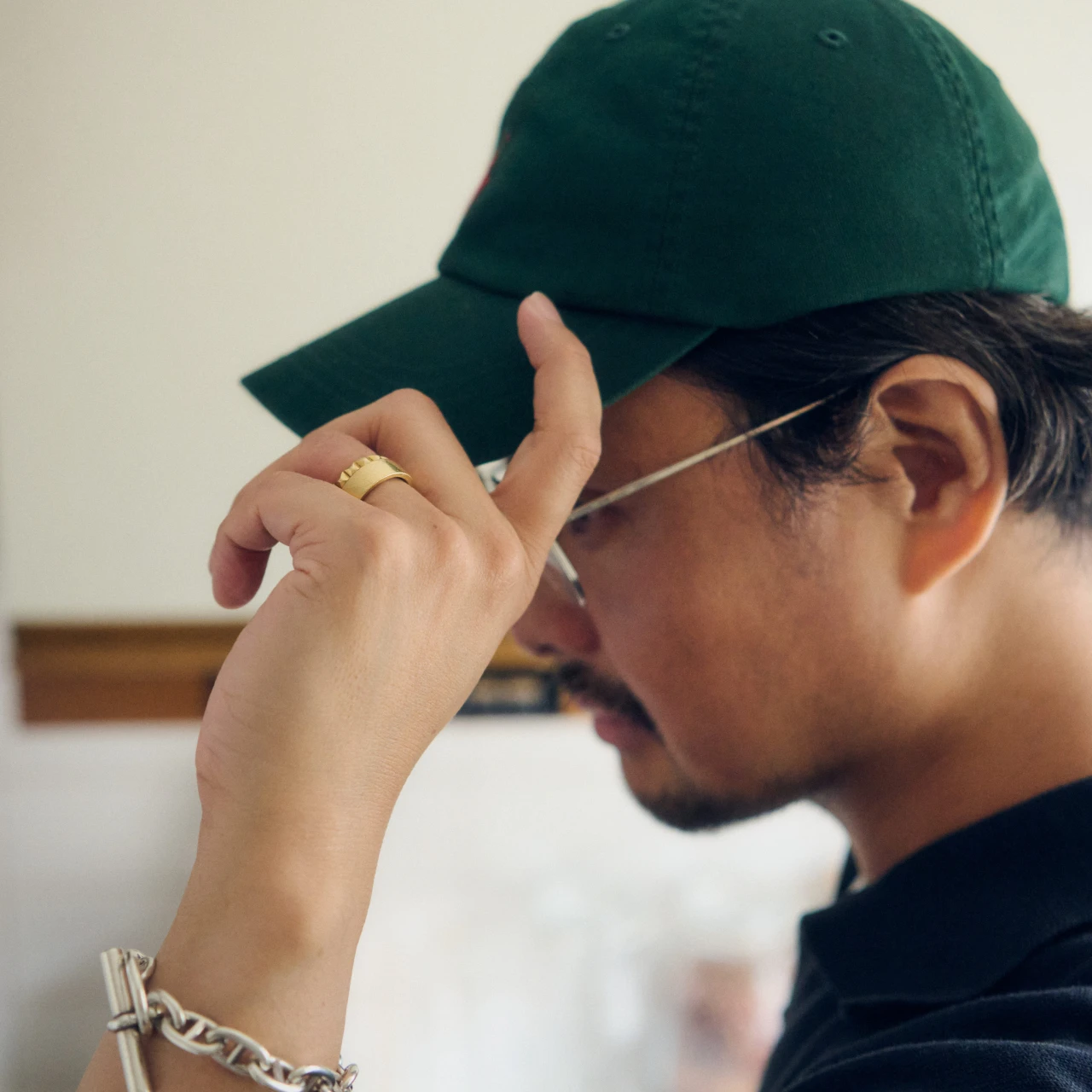 スタイリスト・池田 敬さんの結婚指輪は、夫婦の物語を込めた「CADEAUX(カドー)」のオーダーリング【チームBAILAのウエディングリングSNAP Vol.6】