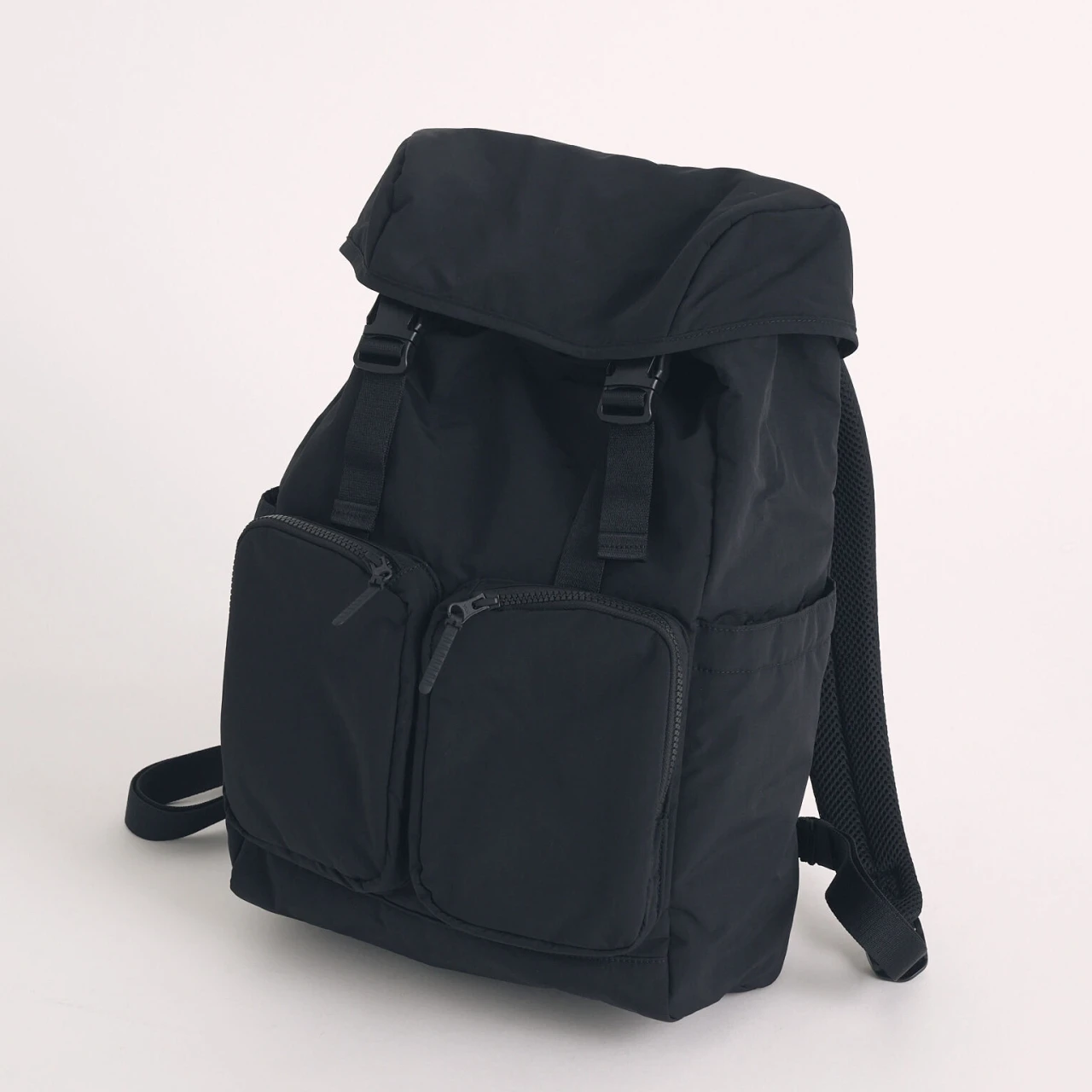 コスパ、想像以上。「ユニクロ」の撥水リュックは、“毎日背負いたくなる正解リュック”だった【優秀通勤リュック】