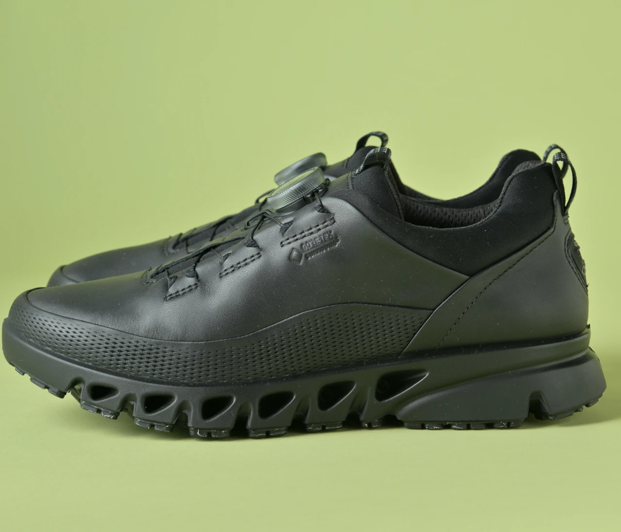 【ECCO（エコー）】全天候OK！ たくさん歩く日も安心の万能スニーカー【きれいめ服に似合う黒スニーカー】