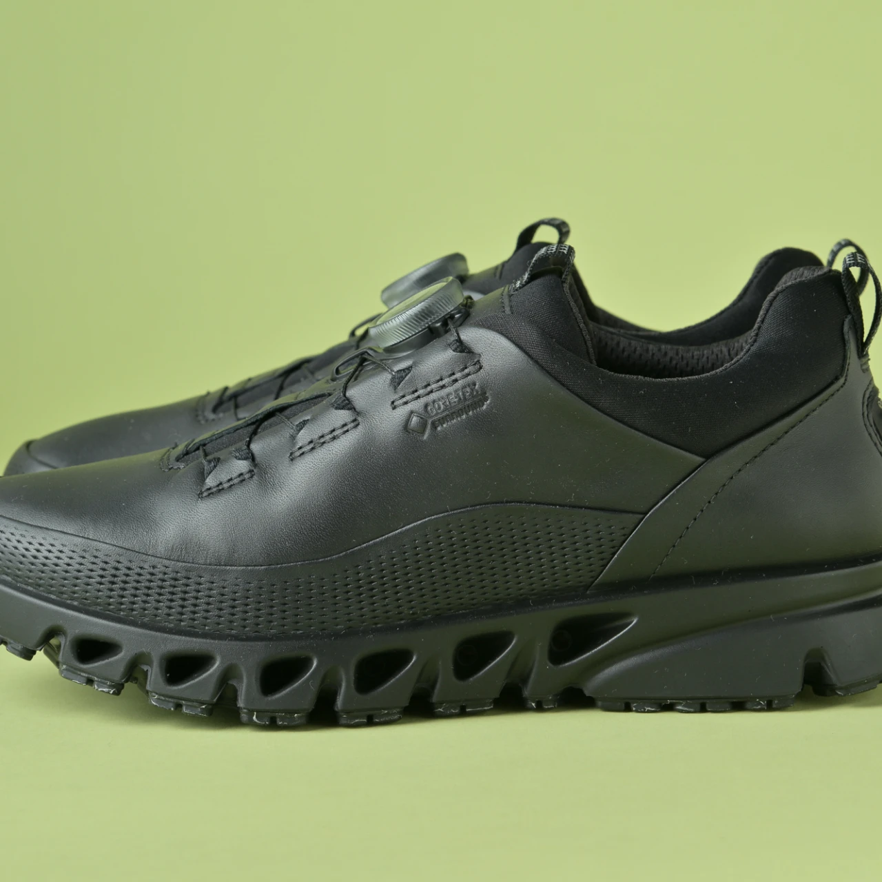 【ECCO（エコー）】全天候OK！ たくさん歩く日も安心の万能スニーカー【きれいめ服に似合う黒スニーカー】