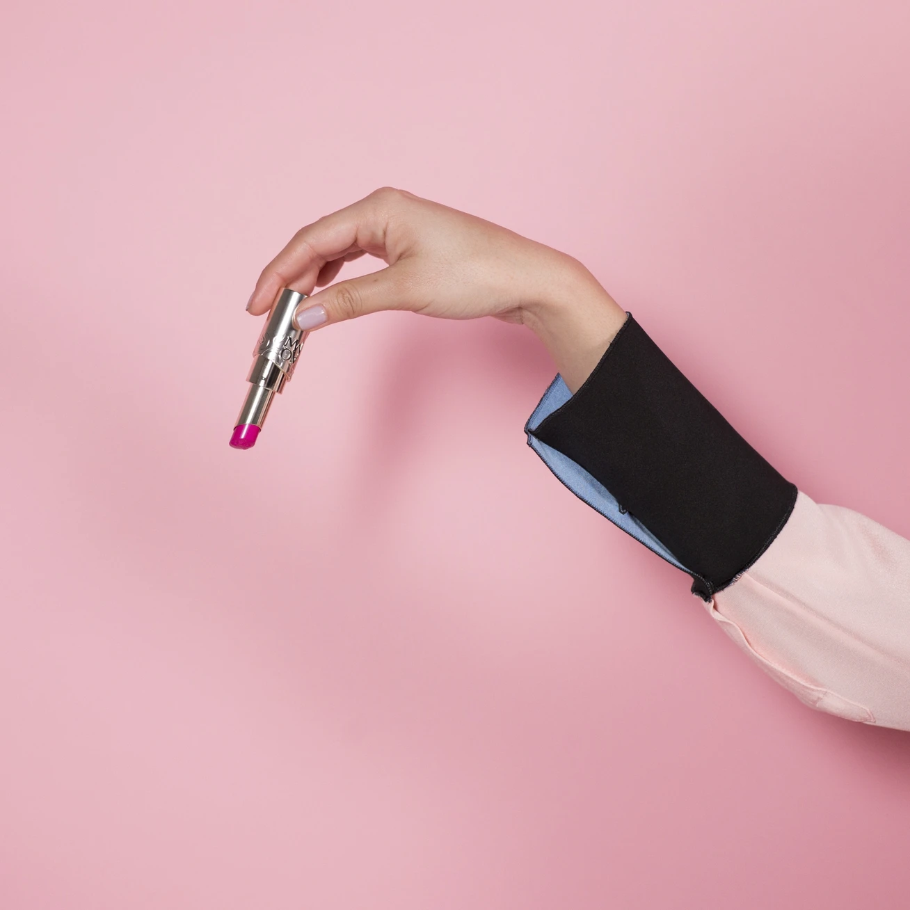 ローズピンクのリップで凜々しく、美しく